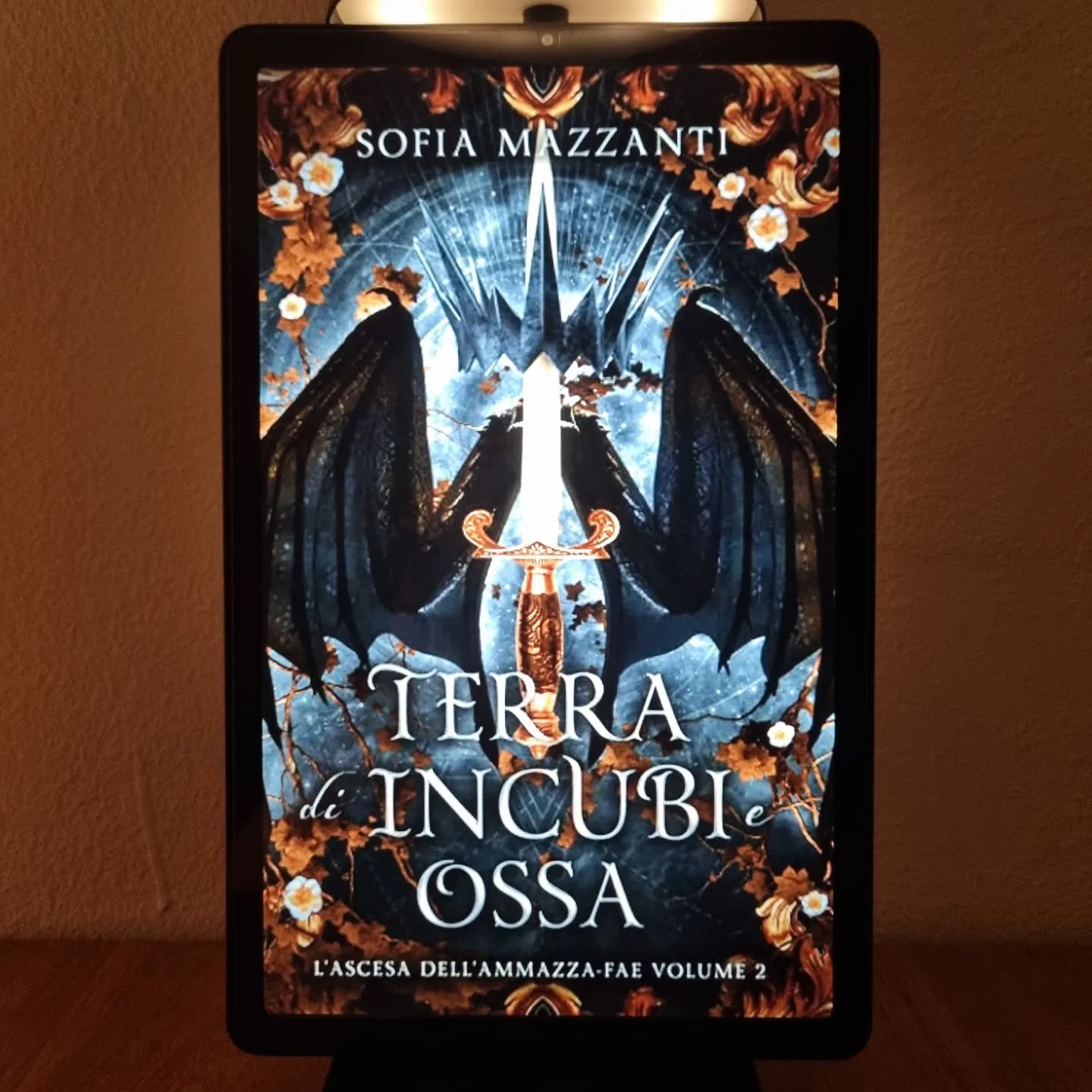 In #collaborazione con l'autrice, oggi vi parlo del secondo volume della trilogia medieval fantasy L’ascesa dell’ammazza-fae di @sofia_mazzanti_author : "Terra di incubi e ossa", pubblicato proprio oggi, 1 Giugno 2023.
"Attenzione: all'interno del romanzo vengono trattati temi delicati, tra cui la violenza sessuale (no scene esplicite), che potrebbero urtare le persone più sensibili. Pertanto si raccomanda una lettura consapevole."
Eriel è stata imprigionata, non è riuscita a scappare dal Sottosuolo, e si trova proprio nella stessa cella di Raskael, considerato da tutti il fae "decaduto", il fae traditore che si è schierato a favore dell'ammazza-fae. I due sanno che non c'è altra scelta: lottare e cercare di scappare oppure soccombere. Ogni notte Raskael viene prelevato per esser torturato ed è quando la regina Virdale impone che sia proprio Eriel con il suo potere a torturare il fae che i due escogitano un piano. Raskael addestra Eriel, le insegna a controllare i propri poteri, in modo da nuocere soltanto in caso di necessità.
"Raskael era e rimaneva il fae che l'aveva braccata. Eriel avrebbe dovuto odiarlo. Fare ogni cosa in suo potere per ucciderlo. Non sentirsi così attratta da lui. Invece lo era. Perché, quando la regina le ordinava di baciarlo e di toccarlo, ormai non aveva più esitazioni e non poteva mentire a sé stessa dicendo che lo faceva per il piacere di torturarlo. non era così. Non lo era mai stato."
Ho iniziato la recensione del primo volume di questa trilogia con la parola "wow" e posso confermarlo anche dopo aver letto questo secondo volume: wow. Solitamente i volumi di mezzo delle trilogie sono libri di stallo, in cui tanto viene spiegato e tutto procede più lentamente, per questo mi piacciono meno, ma in questo caso non è stato affatto così, anzi. La mia attenzione è stata catturata al 100% in ogni singola pagina, in ogni singolo momento di tutto il romanzo, che si è dimostrato essere altrettanto scorrevole e fluido, esattamente come il primo.
Recensione completa sul blog 🌻
#book #bookstagram #libri #books #reading #booklover #libro #thebookclubpost #bookclub #supportoprofili #read #leggere #bookwor #lolanorumascorner