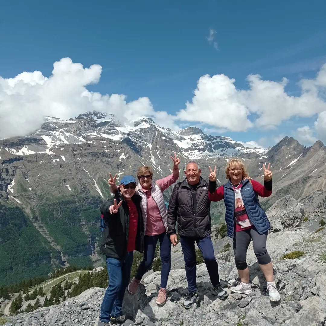 Menuda tribu divertida la de hoy!!
Ruta 4x4🚙 Glaciar del Perdido. Interpretación paisajística sobre el PN. Ordesa y Monte Perdido por el hermoso Valle de Pineta.
#ordesa #guiasdeordesa
#ainsa #pnordesaymonteperdido
#ordesaymonteperdido #huescalamagia #rutas #broto #offroad4x4 #offroad #offroadtrip #toyota #4motion #rinconesconencanto #edelweiss #pirineo #pirineus #pirineos #pirinioak #pirineoak #pyrenees #pyreneeën #pirineoaragones #monteperdido #montaña #paisajesnaturales #naturaleza #vidarural #aínsa #torla