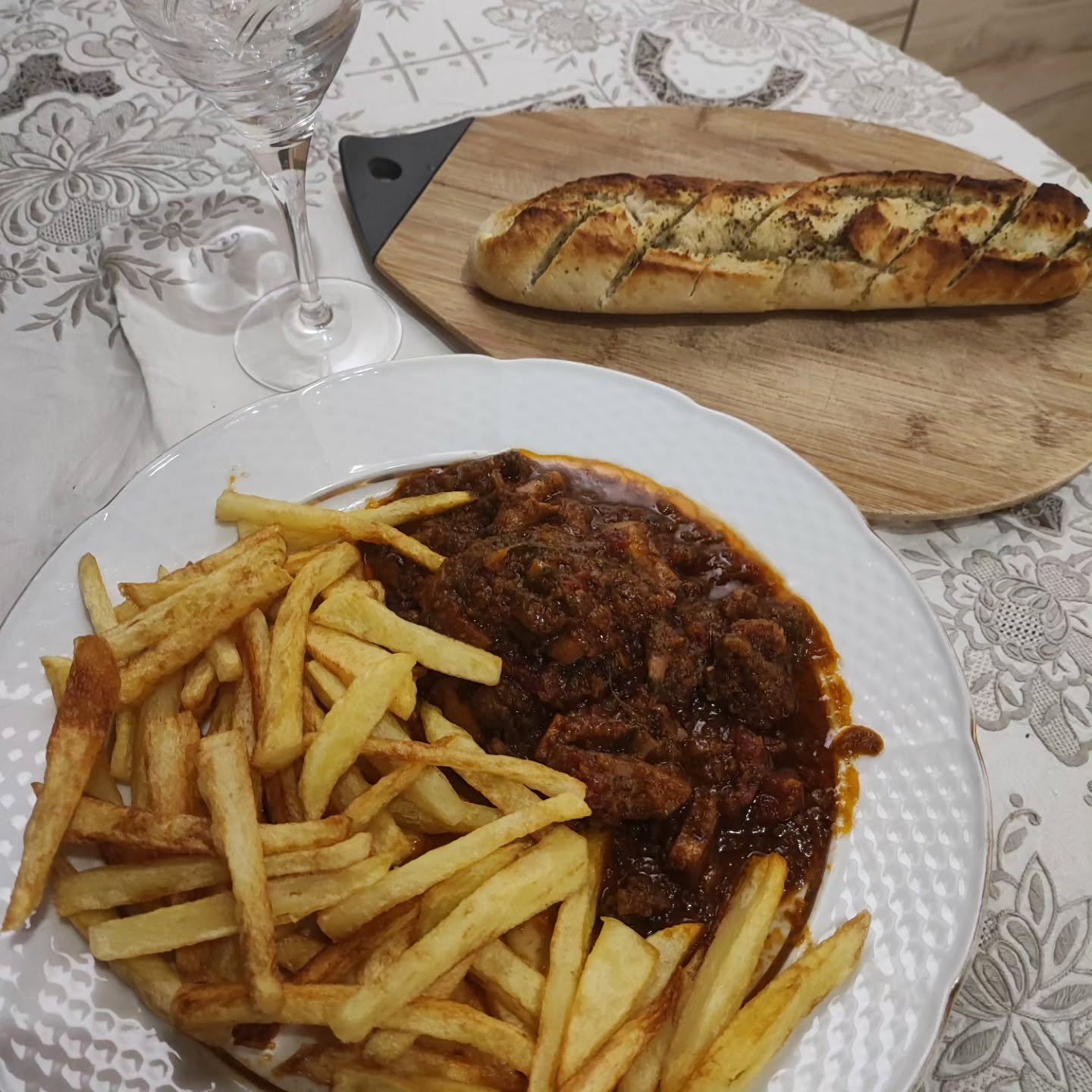 Waterside taste .Cuttlefish with wine and sweet tomatoes sauce.
Κρασάτη κοκκινιστη σουπιά.
