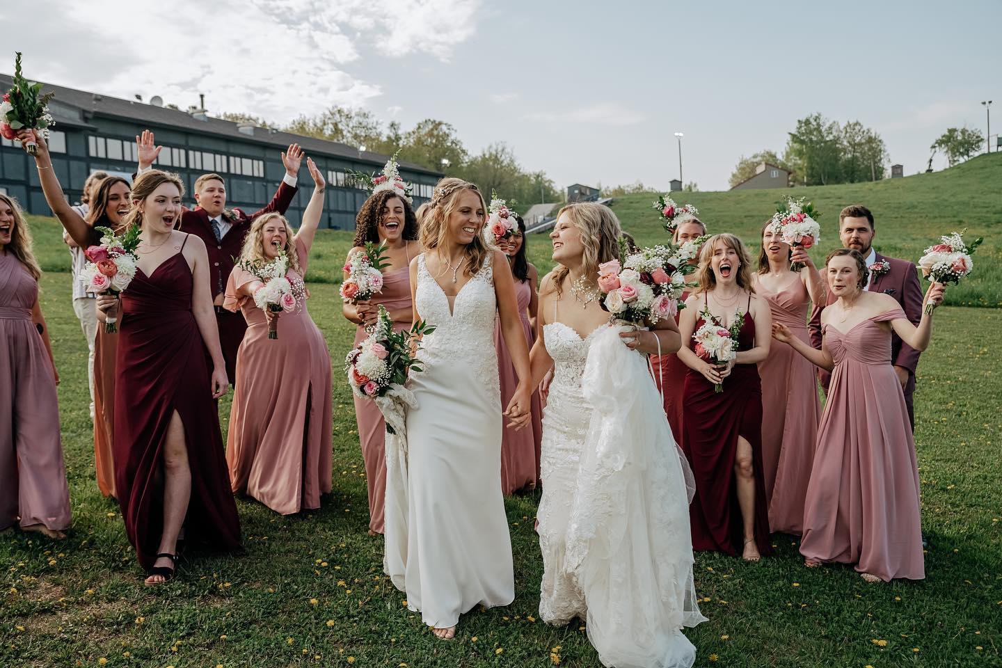 Pro Tip:
Be sure to have a hype group with you on your big day like Sam + Kari did! 🙌🏻
.
.
.
@spiritmtduluth
@sammykolson
@kare_thebear
