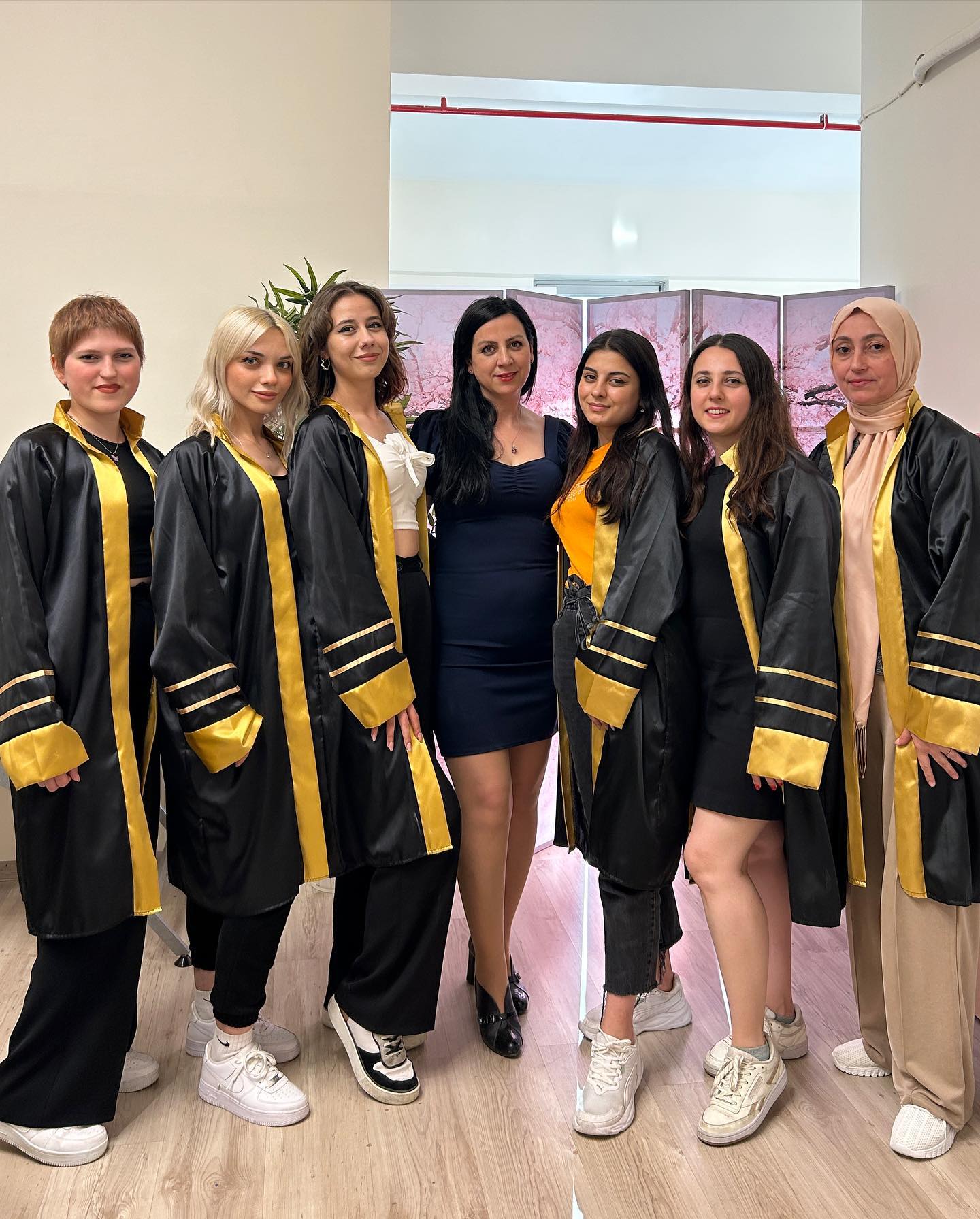 Bir eğitimin daha sonu 🤗30-31Mayıs ve 1 Haziran 2023 Bursa Güzellik Atölyesi protez tırnak grubu 💕💕💕Bursa Güzellik Atölyesindeki 3 günlük Protez Tırnak Eğitimimizi tamamladık.Meslektaşlarımızın sertifikalarını verdik . Harika yetenekli bir ekip .Şimdiden yolları açık olsun.Başarılar dilerim.Bu güzel organizasyon için Bursa Güzellik Atölyesinden Emel ve Aynur hocama çok teşekkür ederim @emel_okay_guzellikatolyesi @guzellikatolyesibursa .Bursa’da yeni açılacak Protez Tırnak grup eğitim günlerimizin tarihlerini ve detaylarını Bursa Güzellik Atölyesinden öğrenebilirsiniz. #proteztırnak #akriliktırnak #jeltırnak #malzeme #eğitim #proteztırnaktasarımı #hyasminbeauty #indirim #kampanya #ojemşekilönümdençekil #ojesizgezmeyenlerkulubu #oje #kalıcıoje #stamp #proteztırnakeğitimi #proteztırnakmalzemeleri #nailart #naildesign #oje #estetisyen #kuaför #manikür #pedikür #güzelliksalonu #tırnak #güzellikuzmanı #hümeyrayasmin #tirnakteknisyenligi