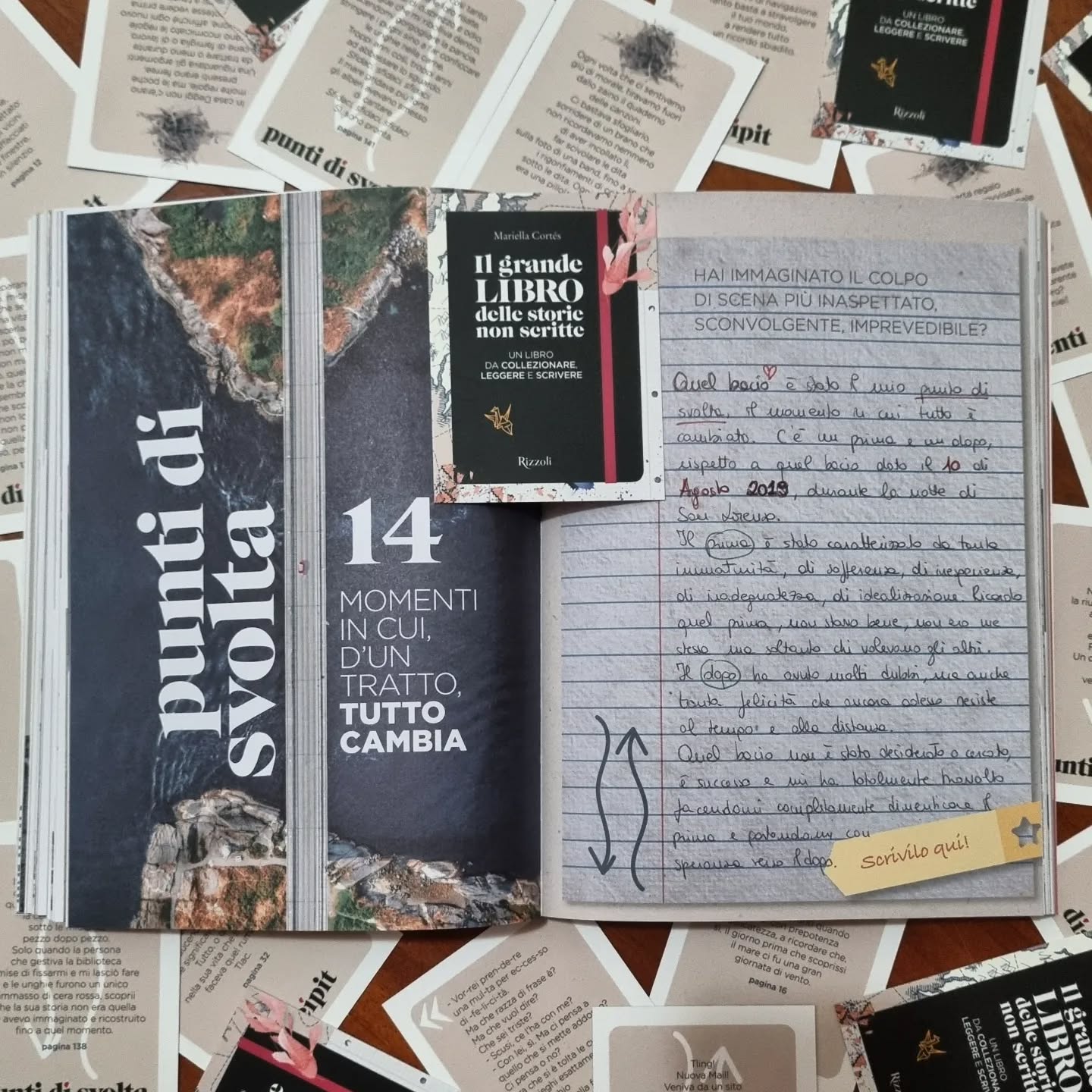 GIORNO 4!
Anche stasera si è fatto quasi il giorno dopo è anche stasera eccoci con la #TandemWritealong organizzata da @tandemcollectiveglobal in collaborazione con @mondadorielecta @rizzolilibri e l'autrice @mariellacortes !
Abbiamo parlato di "Incipit", "Frammenti" e "Dialoghi", ma oggi siamo ai "Punti di svolta", momenti in cui tutto cambia, qualcosa di sensazionale, inaspettato e inatteso.
Solitamente apprezzo parecchio i punti di svolta nei libri, fanno in modo di catturare la mia attenzione, portandomi a divorare le pagine successive per capire come poi va a finire la storia. A voi piacciono?
Questa sera non vi porto il punto di svolta di un libro, però, che vedrete domani su un altro canale (mal di testa permettendo).
Il punto di svolta che ho voluto riportare sul libro è invece quello che ha cambiato la mia vita: un bacio durante la notte di San Lorenzo. Quel bacio che si scambiano due amici per la prima volta e che li porta pian piano a costruire la loro vita insieme.
Secondo voi un bacio può essere definito un "punto di svolta"? E qual è il "vostro" punto di svolta, nella vita o il preferito in un libro?
Ci sentiamo nei commenti!
#gifted
#StorieNonScritteWritealong
#IlGrandeLibroDelleStorieNonScritte
#TandemWritealong
#booklover #libro #instabook #instagood #bookclub #supportoprofili #read #photography #leggere #art #bookworm #libridaleggere #thebookclubpost #lolanorumascorner