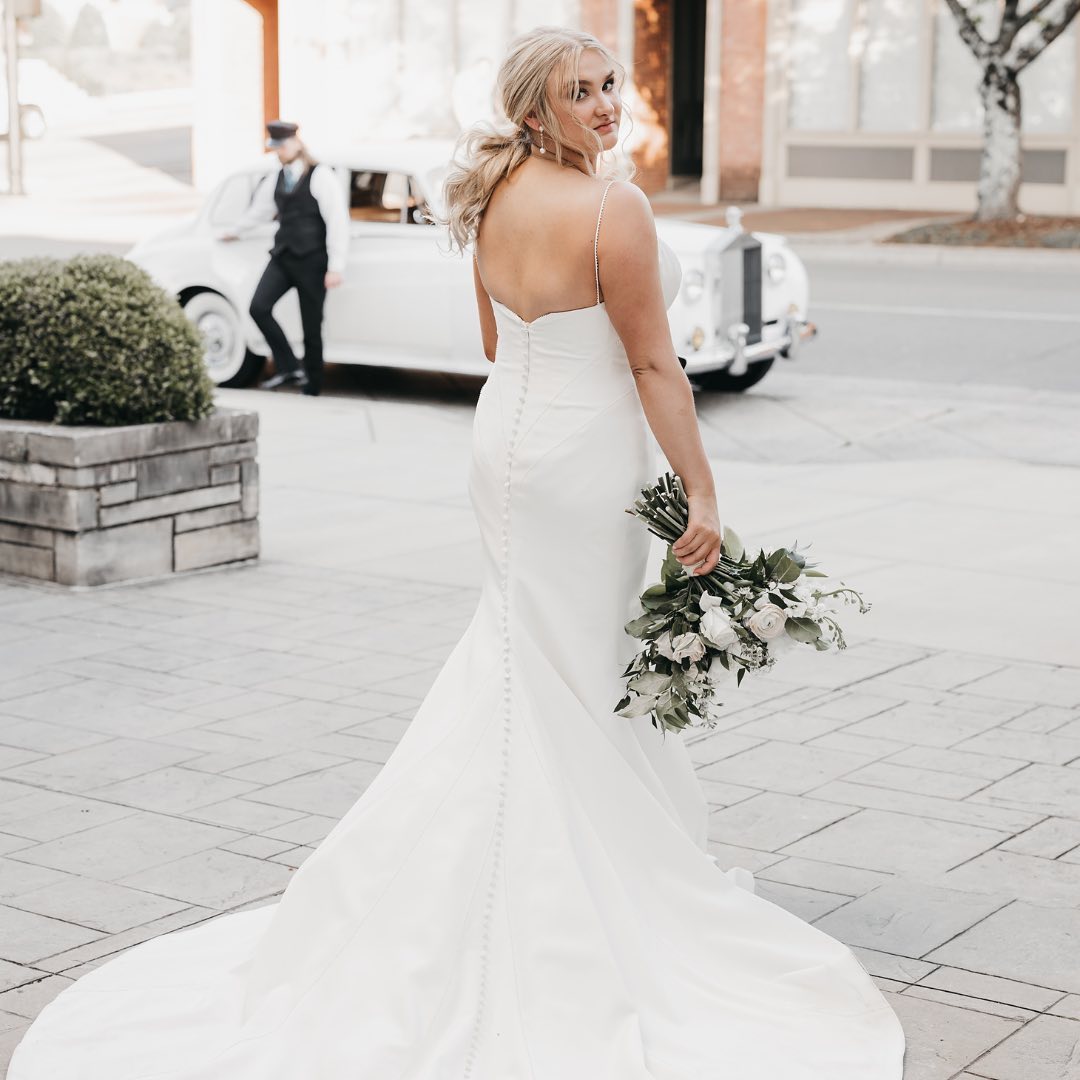 The lovely Mrs. McCrary
.
Planner: @weddingsbyep
Photography: @m_graceo
Florals: @inbloomhsv
Catering: @thestandardhsv
Videography: @chandersmithfilms
Band: @nationwidecoveragemusic
Cake: @angie.bakes.cakes
Photo booth: @sighphotobooth
Marquee Letters: @alphalithsv
Draping & Rentals: @shindigsandsuch
Cold spark: @gqlightmosphere
Stationery: @saltandpaperie
MUA: @nancyfinneganmua
Hair: @bridal_hair_huntsville
Bridal: @birchonmain
Bridal Alterations: @eh_styles
Bridesmaids: @shoprevelry
Suits: @menswearhouse
Transportation: @coatscars
Hotel: @106.jefferson
.
.
.
#roundhousehuntsville
#luxurywedding #alabamaweddingplanner #brideandgroom #weddingstyle #weddinginspiration #nashvillebride #nashvilleweddingplanner