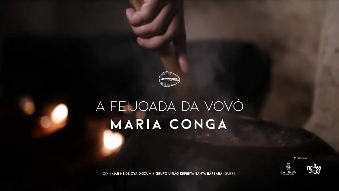 #TBT de hoje vai para o curta-metragem: A Feijoada da Vovó Maria Conga, Documentário, 20 min, 2018.
Com: @chefmaeneide e @oficialguesb
SINOPSE
Realizada há mais de 20 anos pelo Grupo União Espírita Santa Barbara (GUESB), a feijoada de Vovó Maria Conga utiliza rituais para estabelecer conexões com o passado escravocrata, na qual os Pretos Velhos e as Pretas Velhas são memórias vivas incorporadoras. Durante dois dias, eles orientam, comandam e alegram toda a preparação da feijoada, que, ao ser servida, renova e alimenta a fé e a esperança dos que alí estão na busca por respostas e curas para as feridas do corpo e da alma.
Veja em: https://bit.ly/nucleozero-feijoada-da-vovo
FESTIVAIS:
2018
IX Mostra Sururu de Cinema Alagoano
2021
Festival Alagoanes
FICHA TÉCNICA:
Com: Mãe Neide Oya D’Oxum e Grupo União Espírita Santa Bárbara (GUESB)
Direção: Rafhael Barbosa ( @rafhael_barbosa ) e Werner Salles ( @wernerbagetti )
Produção: Rafhael Barbosa
Direção de fotografia: Henrique Oliveira
Assistência de Câmera: Edvan Ferreira e Danilo Souza
Som direto: Weber Salles
Logger: Daniel Gomes
Montagem: Paulo Silver
Mixagem de Som e colorização: Daniel Gomes
Participação Afetiva: Chica Xavier