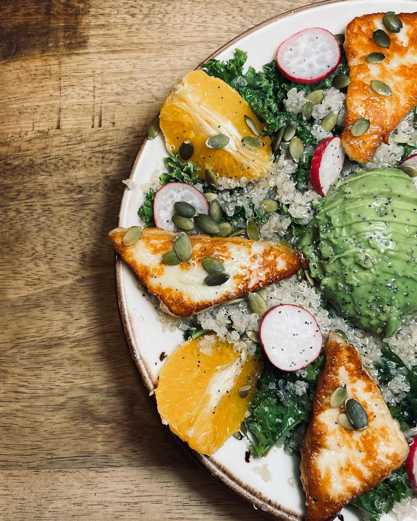 UNO DE NUESTROS BEST SELLER.
COMPLETA,SALUDABLE, SORPRENDENTEMENTE SABROSA.
🥗 ENSALADA DE KALE, QUINOA ECO, HALOUMI, RABANOS, NARANJA, AGUACATE & PIPAS DE CALABAZA
🥗 AMANIDA DE KALE, QUINOA ECO, HALLOUMI, RAVES, TORONJA, ALVOCAT & PIPES DE CARBASSA
🥗 KALE SALAD, ORGANIC QUINOA, HALOUMI, AVOCADO, ORANGES, RADISH & PUMPKIN SEEDS
#kale
#kalesalad
#natural
#eco
#glutenfree