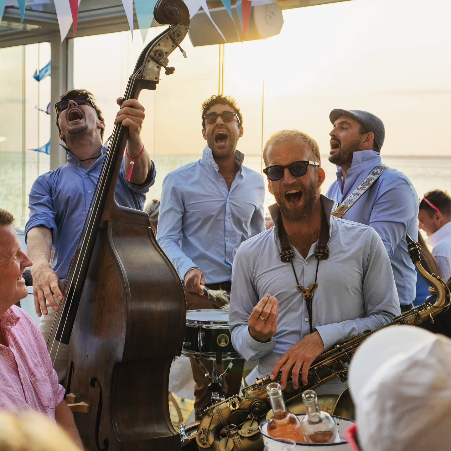 Summer '23 kicking off in style! ☀️🤌
• 📷 @ccwindsurf
#thestrikes #wearethestrikes #summer #2023 #strollingband #roamingband #isleofwight #saxophone #doublebass #drums #guitar #suits #luxuryevents #privateevents