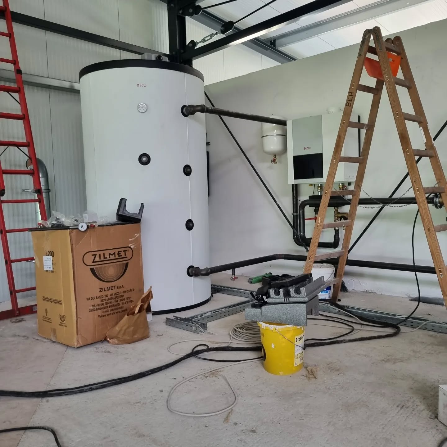 In the making..
Hier entsteht eine Hybridanlage, bestehend aus Gasheizung und Wärmepumpe. Die Werkhalle wird mittels Betonkernaktivierung beheizt, der Büro,- und Wohnkomplex via Fußbodenheizung. Zusätzlich eine kontrollierte Be,- und Entlüftung und einer PV- Anlage auf dem Dach. Ein sehr gutes Concept und eine große Investition die sich schnell rentieren wird.