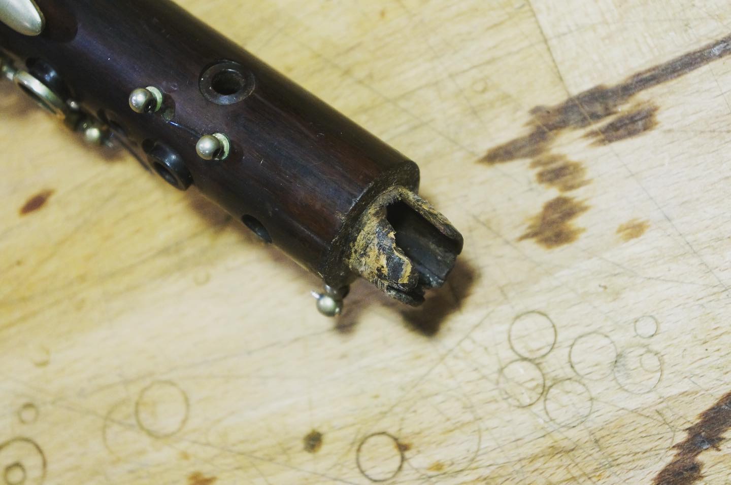 Bei dieser Klarinette wurde ein defekter Zapfen durch einen Neuen ersetzt. Mit beeindruckendem Vorher-Nachher Effekt. #clarinet #clarinetrepair #klarinette #neukölln #handwerk #instrumentenbau #wildwoodwind #vorhernachher