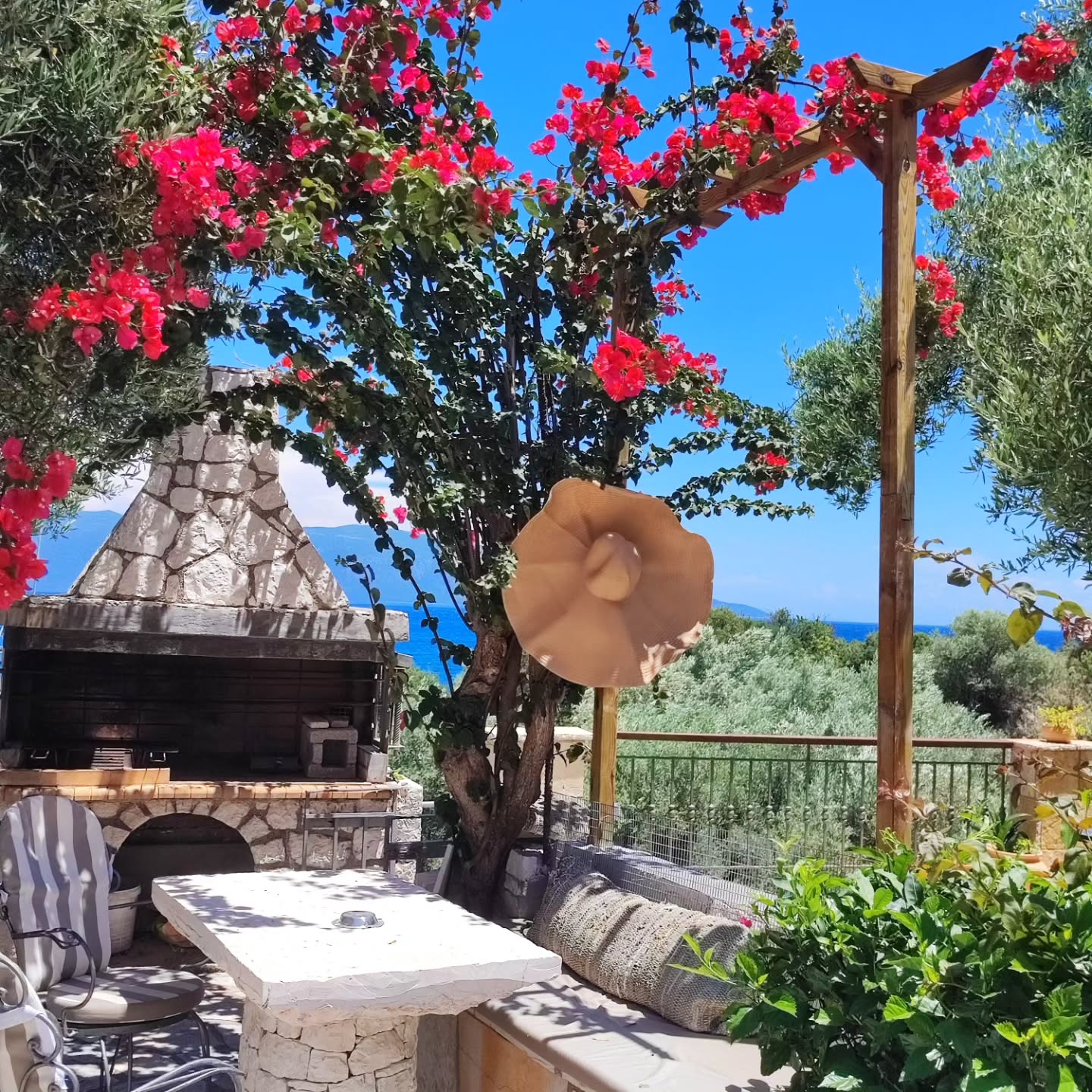 Every corner is fairy tale.
The hat is satellite dimensions. 🤣🤣🤣
#watersideapartments