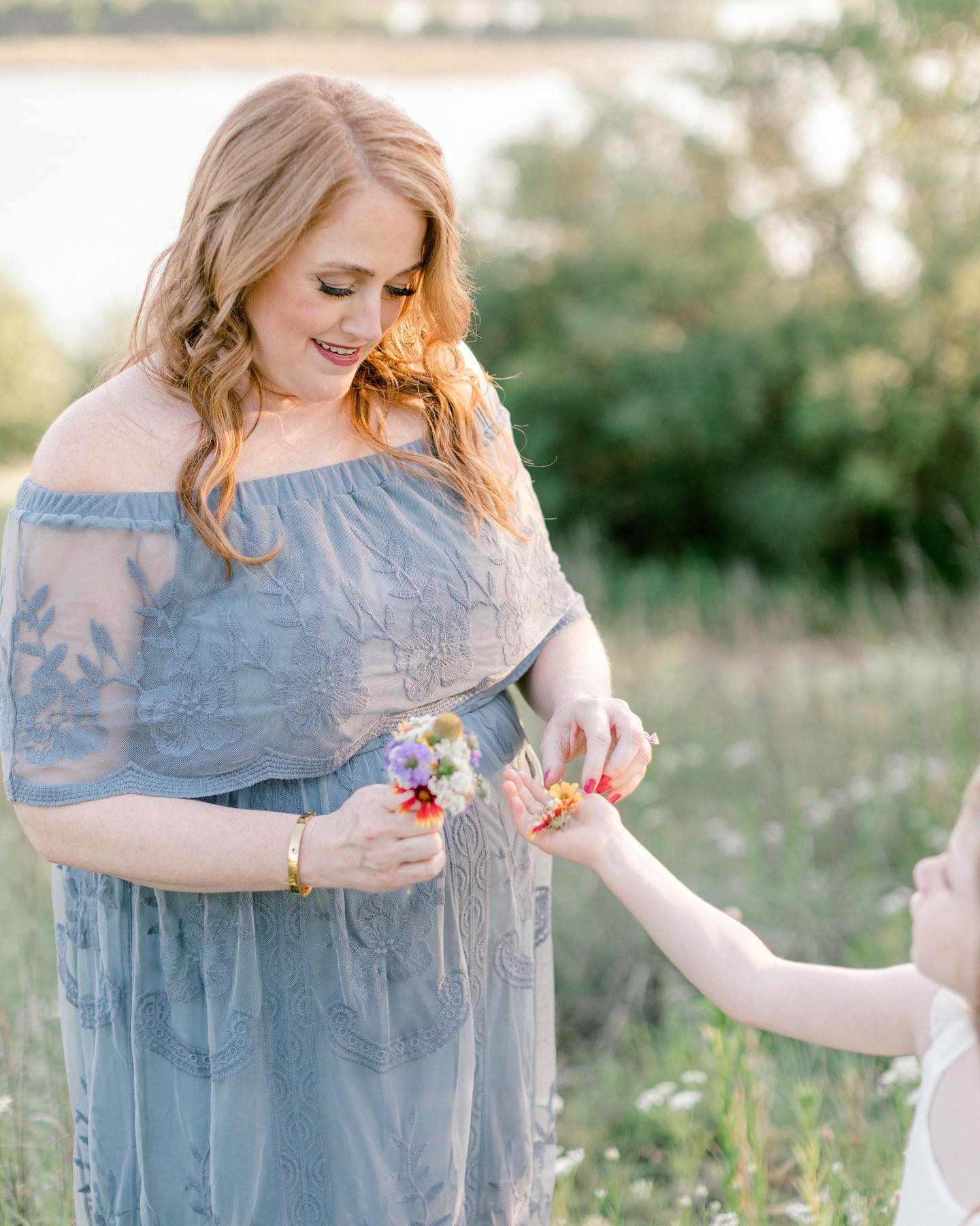 When your bonus daughters keep picking flowers for you during your maternity session… 😍
.
.
#dfwphotographer #dfwfamilyphotographer #fortworthphotographer #dallasweddingphotographer #fortworthweddingphotographer #texasweddingphotographer #texaswildflowers