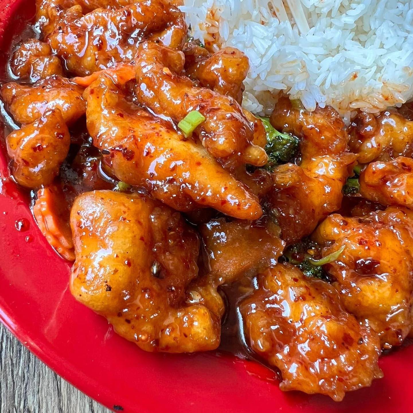 🌟 ORANGE, SESAME, AND JEOW BONG 🌟
Orange and Sesame are BACK, and they’re joined by a brand new flavor: Jeow Bong!
Crispy breaded chicken or fried tofu tossed in your choice of citrusy Orange fusion sauce, savory Sesame sauce, or a flavor-packed Jeow Bong sauce, served with steamed broccoli, carrots, and Jasmine rice. Vegan options are available for all three flavors as well!
Last year, Chef Lo fractured his elbow. He has been working hard to heal this injury while still serving the community. In order to prioritize his well-being, we made the decision to remove these items from our permanent menu. The menu update was well received with an overwhelming amount of encouragement from everyone! This month, he feels strong enough to bring them back for the month of June, as a way of saying thank you for being a part of our wonderful community and standing by us!! We have a bunch of other specials for June too.
Pictured is the Jeow Bong Chicken, credit: @thatdude_tim
.
.
.
#sweetbasilmke #monthlyspecials
#mkefoodie #sweetbasilmke #asianfusion #milwaukeefoodie #milwaukeefoodscene #laofoodmovement #mkefoodgang #midwestasianfood #orangechicken #milwaukeespecials #wisconsinfoodie #sesamechicken #veganwisconsin #veganmke