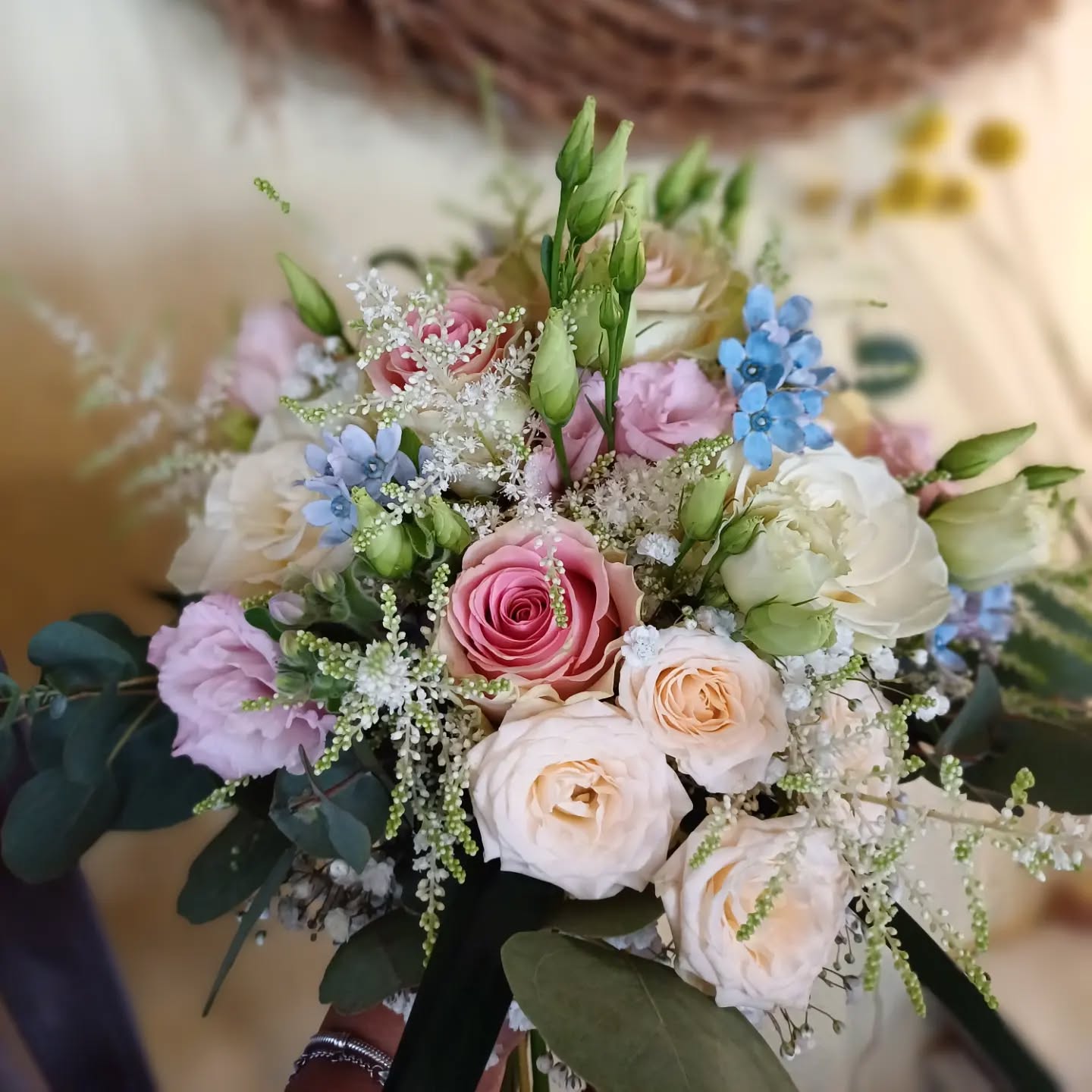 Ein Hochzeitstraum🥰wir wünschen von Herzen alles Gute 🥰
#cityblumehdh#hochzeit#liebe
#brautstrauss#tischdeko
#eukalyptuskranz#rosen#sommer
