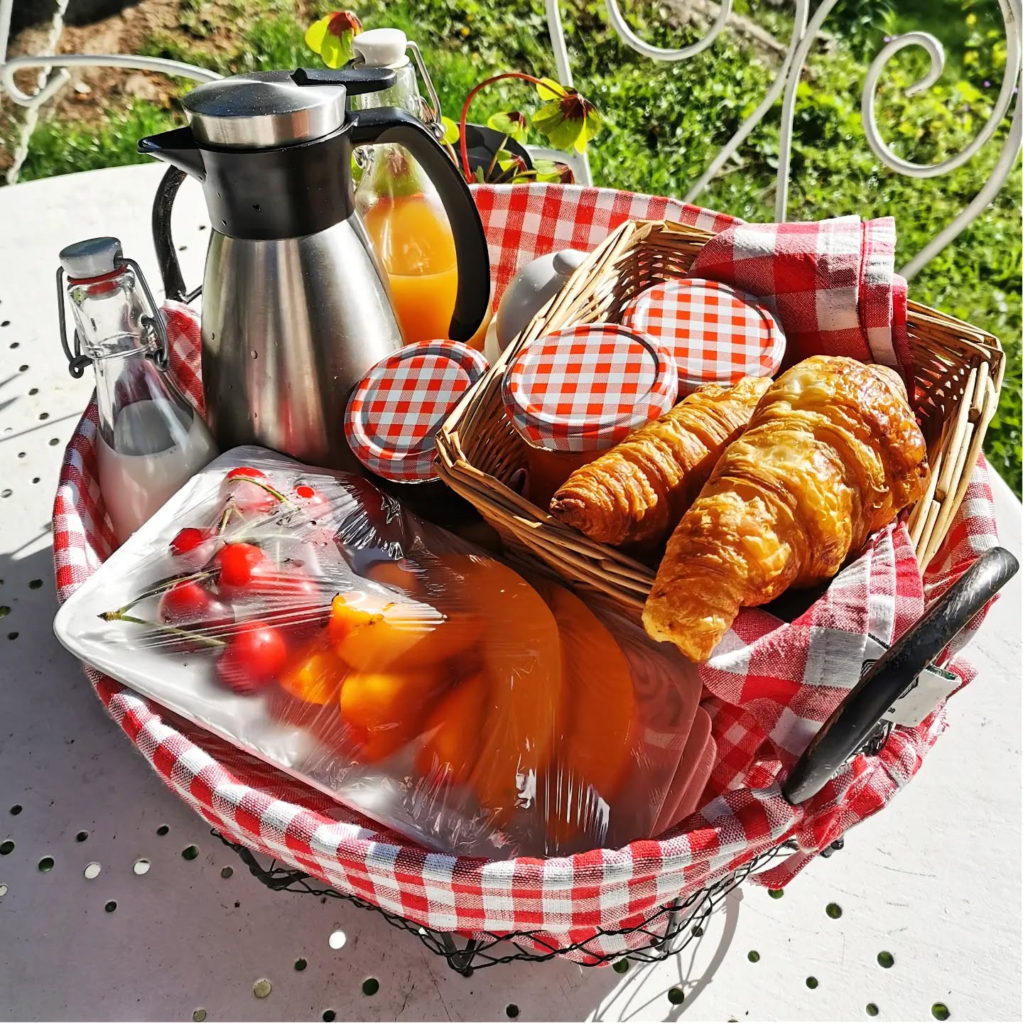 Good Morning 🌞! Weekend romantique au chalet magique ou dans notre yourte cosy? Faites vous choyer avec ce panier petit déjeuner gourmand à volonté !
#sunnyweekends #naturelovers #gourmandise #campagne #bellesaison #auclairdelasource #montagneardechoise #Lanarce