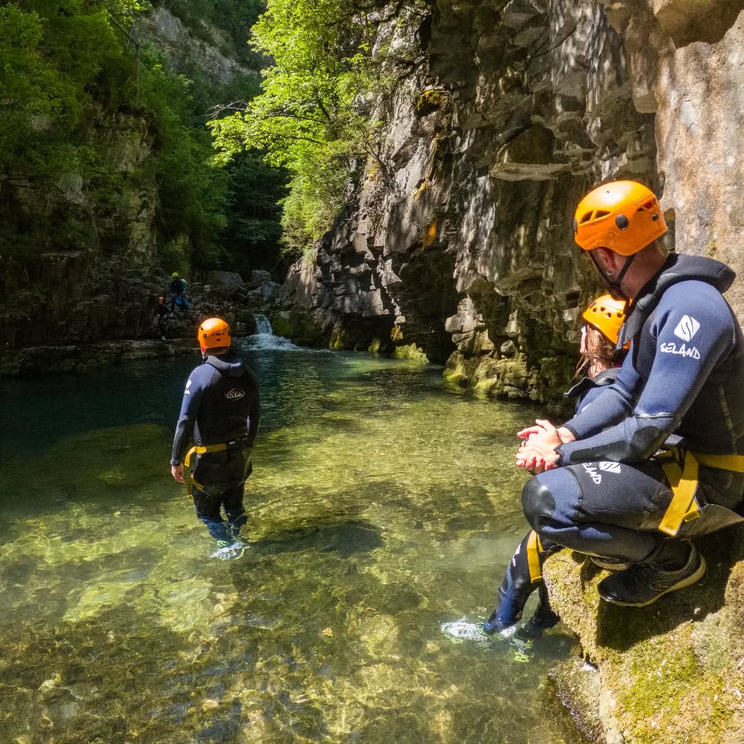 ¡Esos ratitos al sol haciendo barranquismo en Ainsa, 😎!
Descubre el mejor plan del verano en la capital Europea del canyoning.
Con amigos, familias, en pareja... Hay un barranco para cada uno de vosotros.
Reservas/booking : +34 608 33 15 94
.
.
.
#ainsa #barranquismo #pirineos #ordesa #boltaña #canyoning #huescalamagia #alquezar #aragon #torla