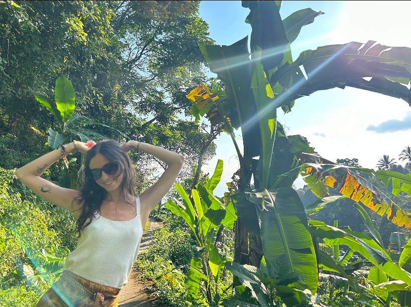 Let the sunshine
Let the sunshine in
The sunshine in
Come on (the sunshine in)
Now everybody, just sing along (let the sunshine)
And let the sunshine on in (let the sunshine in)
Open up your heart, let it shine on in (the sunshine in)
You got to feel it (let the sunshine)
You got to feel it (let the sunshine in)
Open up your heart and let it shine on in (the sunshine in)
Now let me tell you one thing (let the sunshine)
I want you to sing along with The 5th Dimension (let the sunshine in)
Hey, open up your heart (the sunshine in)
Come on! (let the sunshine)
And let it shine every day (let the sunshine in)
Reprise • The Age of Aquarius 💜
The 5th Dimension
.
.
.
#sun #sunshine #soleil #jungle #bali #light #love #lumiere #unityconsciousness #unity #oneness #conscience #ensemble #amour #ageofaquarius