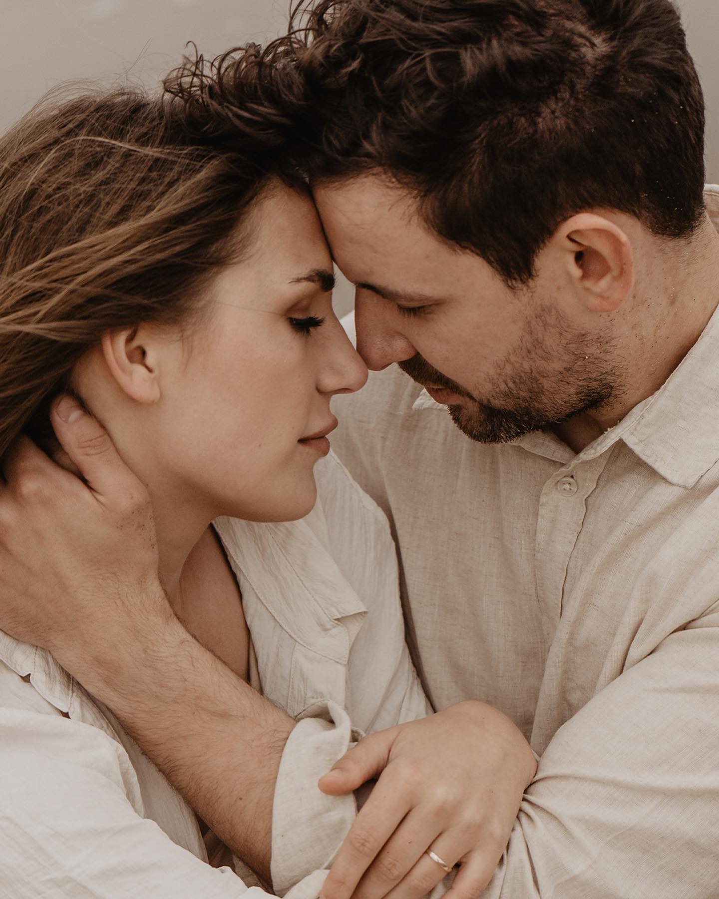 Lovestory of Jeanny & Henric 🤍
Können wir mal bitte festhalten, wie toll Fotoshootings am Strand sind? Ich hoffe, noch ganz oft am Meer shooten zu dürfen - also wer Bock hat: call me 🌊
Mit Jeanny und Henric hat es super viel Spaß gemacht, die beiden sind sogar extra für das Shooting nach Holland gefahren 🥹 (und ganz nebenbei sind sie auch bei gefühlten 5 Grad ins Wasser gegangen, während ich drei Sweatshirts und zwei Jacken übereinander getragen habe und mir immer noch kalt war) 😅 freue mich schon, demnächst noch mehr Bilder aus der Reihe zu teilen 🤍
#couplegoals #couplephotography #noordwijk #netherlands #beachshooting #beachvibes #destinationshoot #fotografnrw #hochzeitsfotografie #cologne #tulum #paarshooting #travelphotography #wanderlust #lightloovers #emotionalphotography