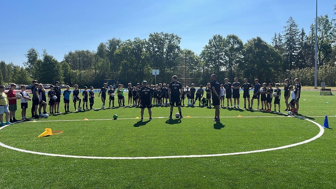 12.jūnija aizvadījām pirmo no piecām treniņu sesijas dienām un šodien pie mums ciemos bija Saeimas deputāts un Saeimas Sporta apakškomisijas priekšsēdētājs @davisdaugavietis kurš piedalījās mūsu mini FK VALOR turnīrā! 🏆