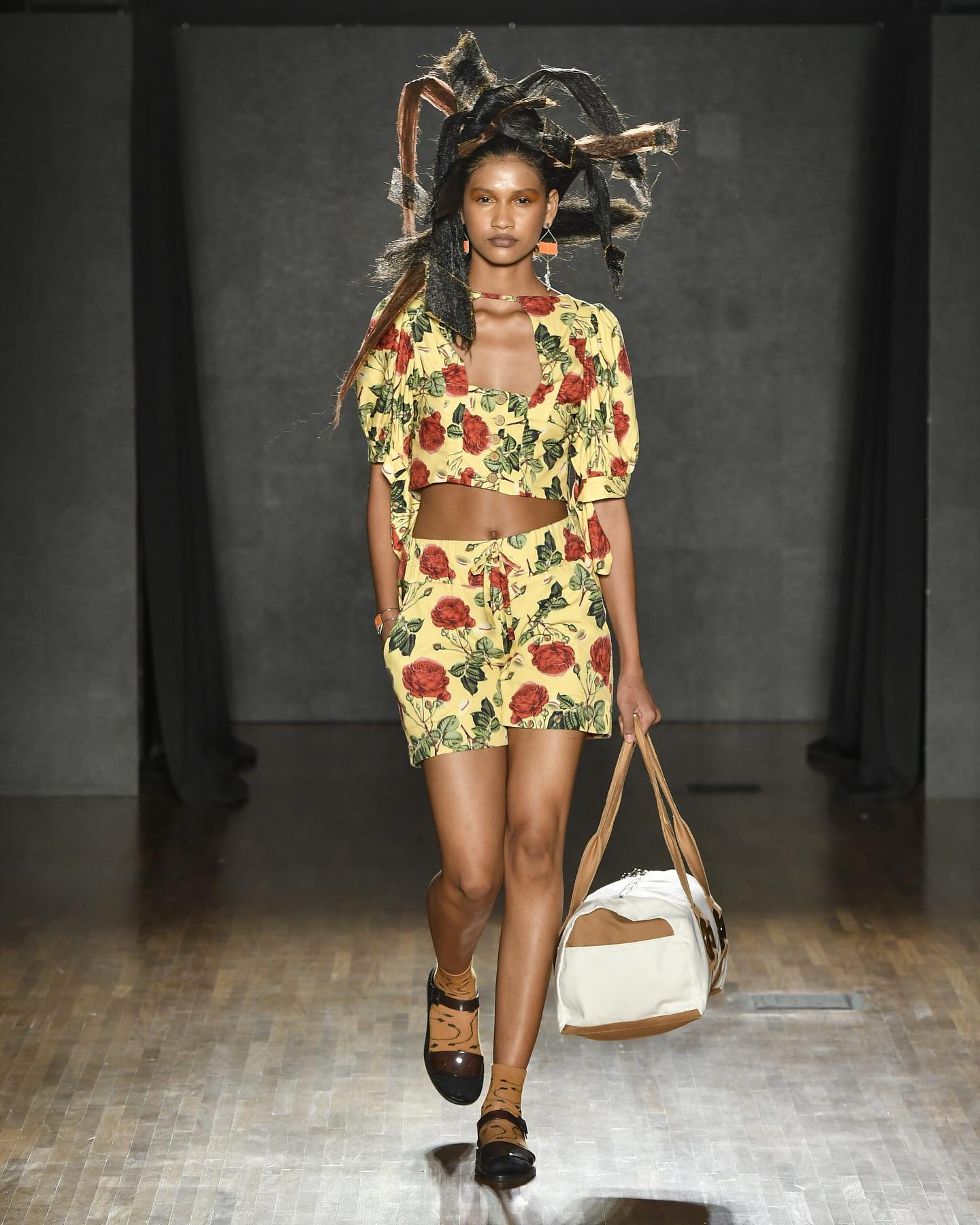 @spfw Origens - Desfile verão 24
“Empinando Pipas e Sonhos”
DIREÇÃO CRIATIVA 
Gih Caldas @gihcaldasrj 
DIREÇÃO DO DESFILE 
Diego Casmurro @casmurro 
STYLIST 
Marcos Lacerda @callmebylacerda
PRODUÇÃO EXECUTIVA 
Marcos Lacerda
ASSISTENTE DE DIREÇÃO E PRODUÇÃO
Emerson Avlis @emersonavli
FOTOGRAFIA 
Alex Lyrio @alexlyrio
FOTOGRAFIA PITCH 
Ag. Fotosite @agfotosite
DIREÇÃO DE CASTING 
Marcos Lacerda
BELEZA
Marcello Costa (Hair)  @bymarcellocosta 
Marcello Costa e Senac Faustolo (Make up) @senaclapafaustolo 
LIGHTDESIGNER
Diego Casmurro
TRILHA SONORA 
 Markim @markimofficial 
ASSISTENTE DE PRODUÇÃO
Val Sinhana @pocfrita, Jared @jdhille, Eliatã @lapuertaberta, Yggor Oliveira  @yggoroliveira.pro, Diego Vinícius @dii.vinicius Juan Andrick @juanandrick 
CONVIDADOS
Ikaro Kadoshi @ikarokadoshi e Haone Thinar @haonethinar
COLLABS
Lu Sotto @lusottojoias , 
Mary Jane @maryjane_shoes, 
Bem Feito @bemfeito.pravoce, 
Movi @movibyfocus, 
Ubá Mango @ubamango 
Apoio: 
Santista  @santistajeanswear
Lunelli @lunellitextil
Vicunha @vicunhabrasil
New Junior - Eco Têxtil 
ESTILO
Beatriz Ferreira @_biafrra 
Ana Clara Vincis @anaclara_vinci
COMERCIAL-SHOWROOM @felipepiragibeoficial 
Agradecimentos ao Paulo Borges @Pborgesj e Gabriel Guimaraes @gabguimaraes e Ed Benini @edbenini e a @mktmix