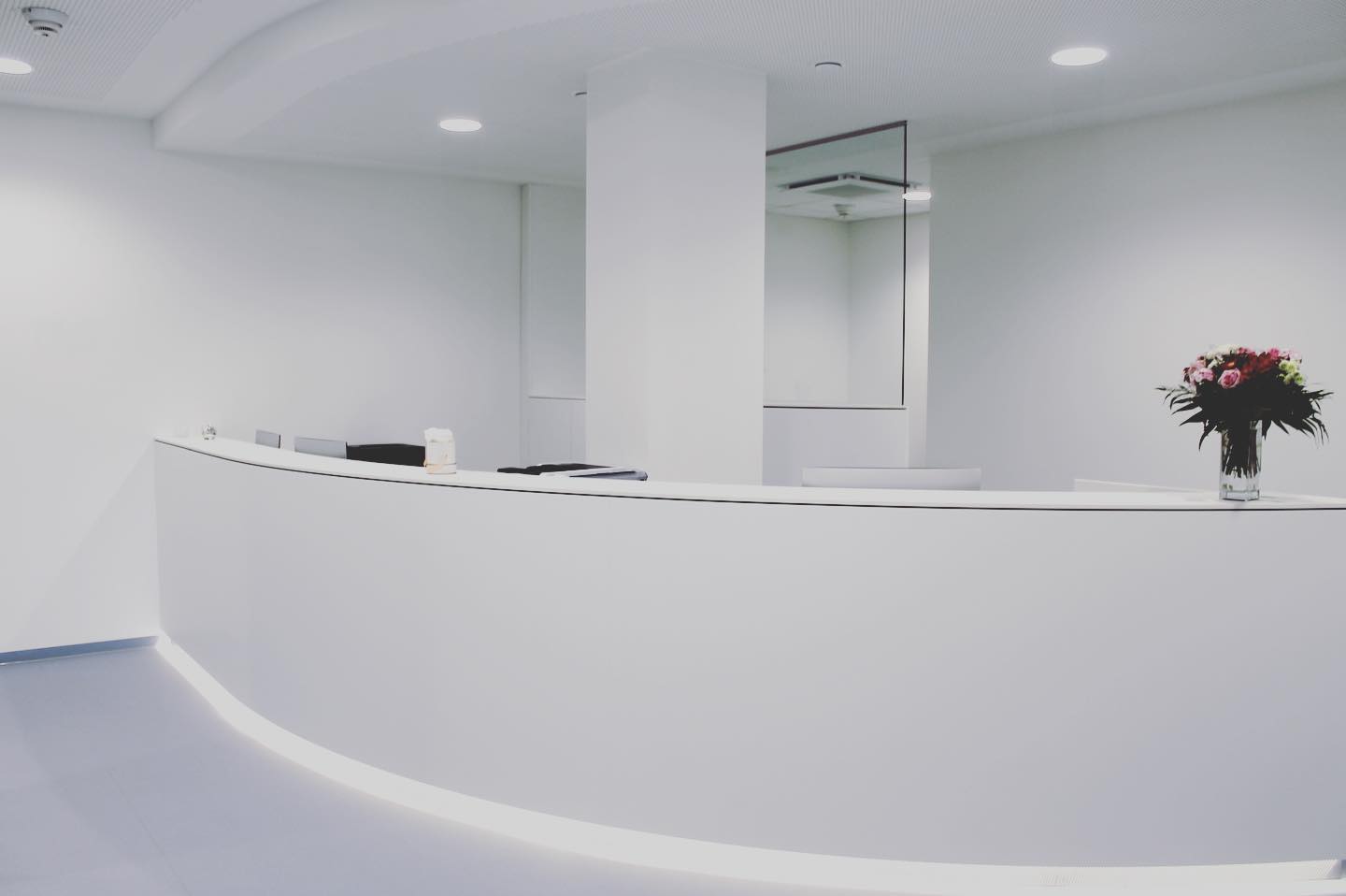 Wir vergrößern uns ☀️
Für unsere schöne Hautarztpraxis suchen wir zum nächstmöglichen Zeitpunkt eine zuverlässige Mitarbeiterin (m,w,d) für den Empfangsbereich, welche gerne administrative Arbeiten übernimmt, gerne aus dem medizinischen Bereich (z.B. MFA) oder als Quereinstieg.
Bewirb Dich gerne direkt oder schreib uns eine Email an info@hautarzt-schwabach.de.
Wir freuen uns auf Dich ! ☀️