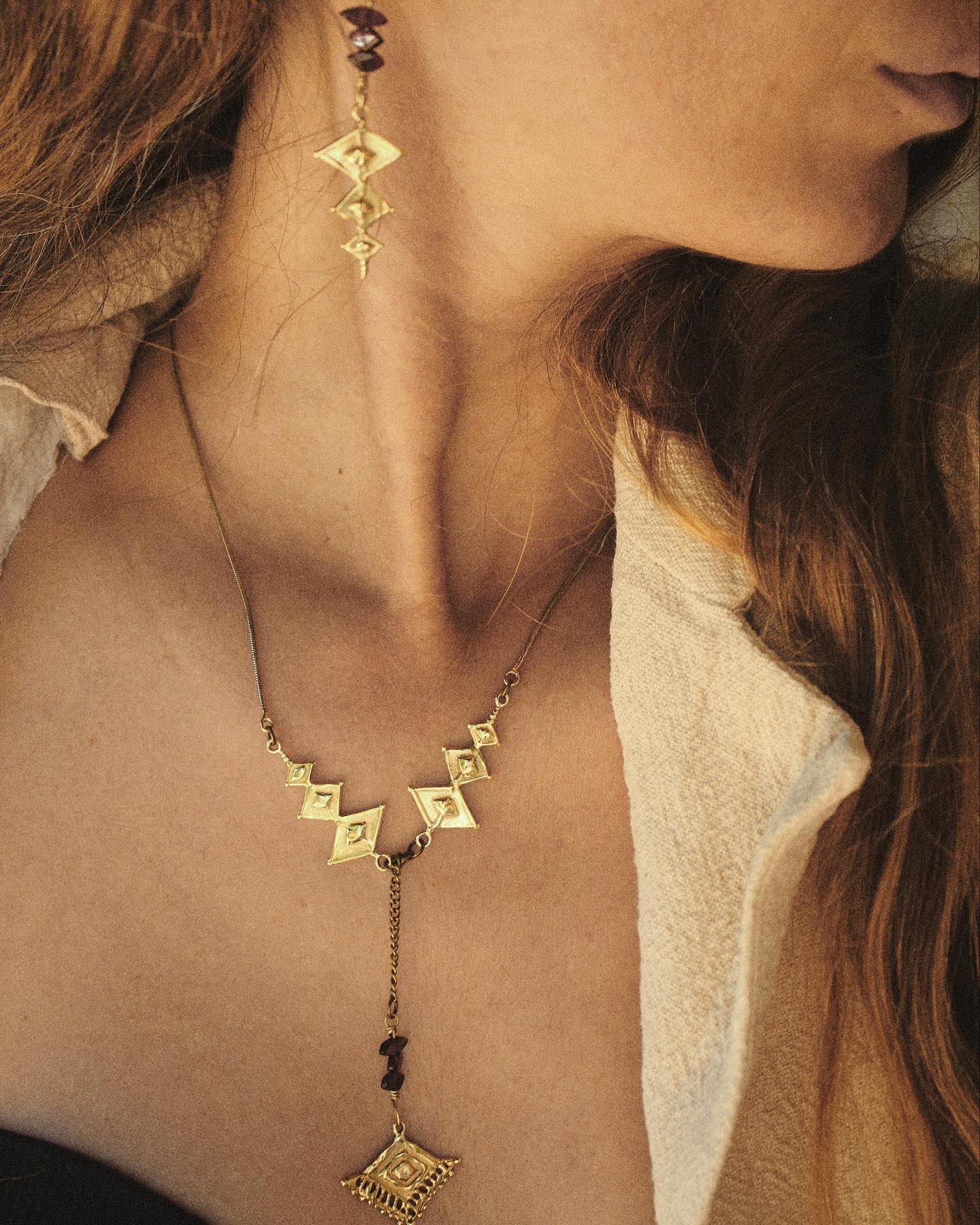 A part of the work in jewelry, beyond designing the jewels is to give names to the pieces, it is a task that requires some exploration, to connect with the pieces, sometimes the name is very clear, other times it does not come until later when I listen or read a poem, or history. Perhaps what is most difficult for me is giving them a name in English since it is not my language, so my ability to create names is limited 🤭 If you want to help me, go through my stories and we will name the new pieces together 🤍 Thank you!
The name of this set will be MIRAGE or SAND MIRAGE 🏜
#jewelry#jewelrydesign #jewelrycollection #ancientjewelry#ancientegypt#ancient#ancienthistory #ancientgreek#earringslover #earringstyle #earrings #goddess#goddessenergy #womenempowerment #womenfashion #womeninbusiness #brassjewelry #ethicallymade #ethicalfashion #ethicalbrand #handmade#handmadejewelry #handmadewithlove #handmadecrafts #artesania#joyeriaartesanal #joyeria #joyasartesanales