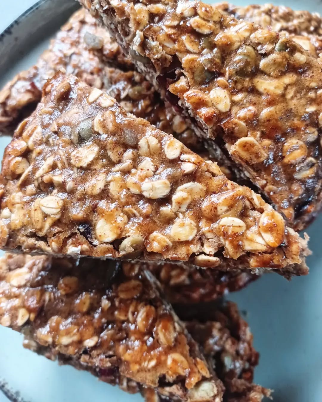 Cycling snacks at the ready!! 🍌🥜 Peanut butter, banana & cranberry protein oat bars 💪🚴
#sportsnutrition #cyclingfuel