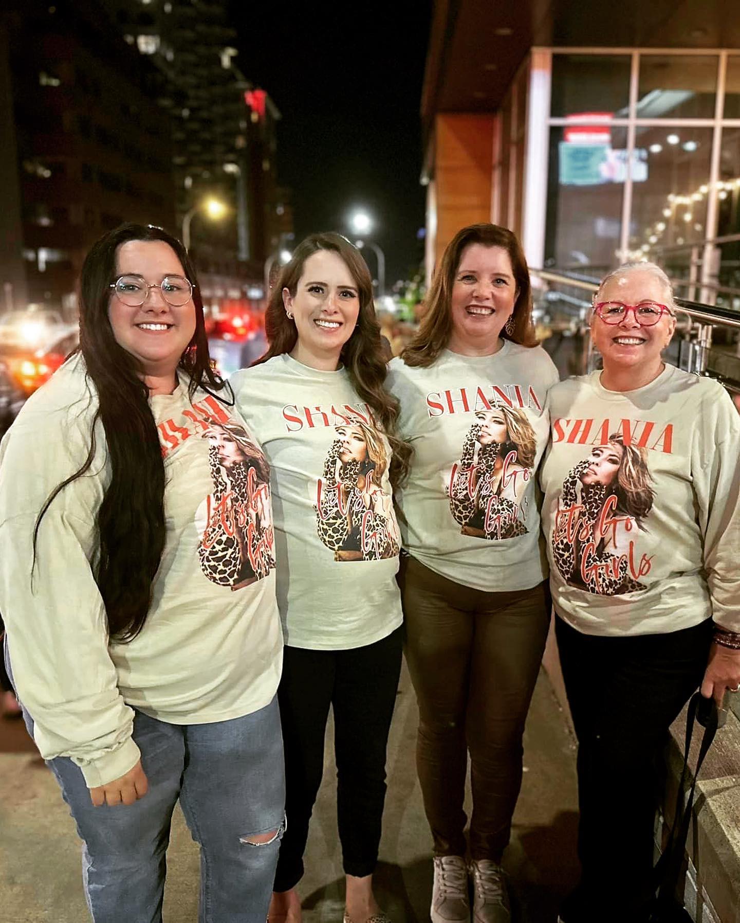 Had so much fun with @melodybakolias @elladaneli @house_of_rose at the @shaniatwain concert last night! 🎶👑✨ #queenofmetour2023 #letsgogirls #nightout