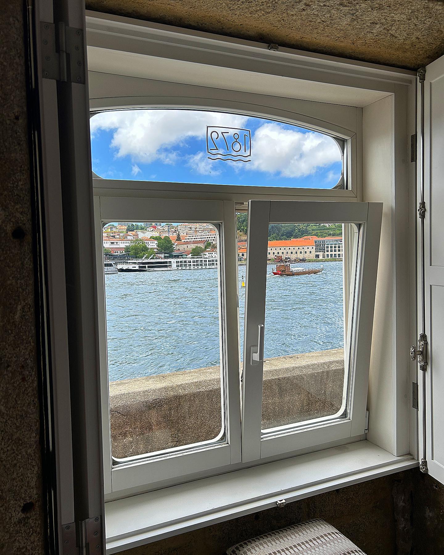 Our favourite hotel has a room with a view in Porto. 🇵🇹⛵️Overlooking the majestic Douro River. @1872riverhouse
#porto #duoro #river #window #viewfrommywindow #views #architexture