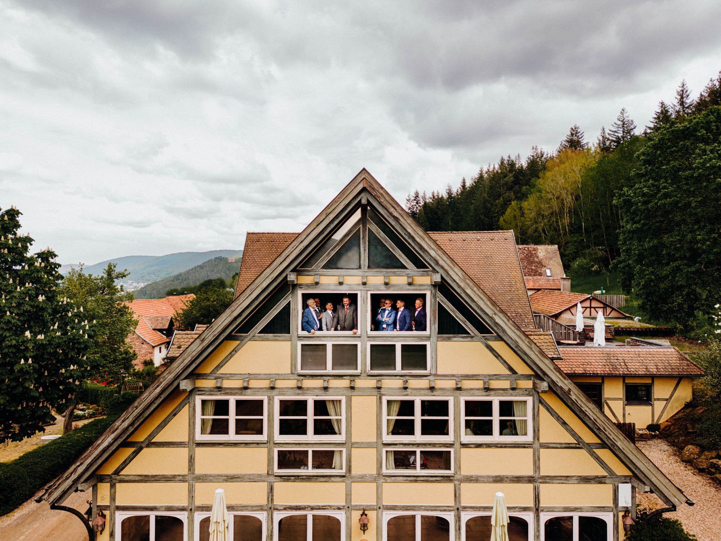 Hochzeit von Sabrina und Max.. "Groomsmen" auf dem Schafhof in Amorbach.
#hochzeitsfotos #hochzeitsfotograf #hochzeitsreportage #weddingpics #weddingphotography #brautpaar #brautkleid #lookslikefilm #drohnenfotografie #dronephotography #hochzeitsfotoswürzburg #hochzeitsfotografiewürzburg
#hochzeitsfotografwürzburg #gettingready #groomsmen #hochzeitsfotosfrankfurt #storytelling #storytellingphotography #derschafhofamorbach @der.schafhof.official #amorbach #heirateninamorbach #dronephoto