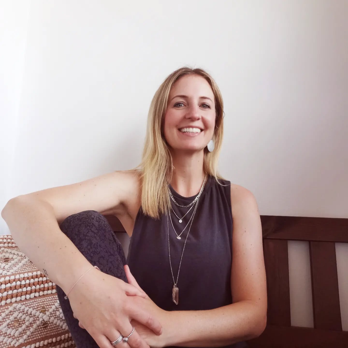 Hey!
ich bin Petra and a lucky girl😉
Vor fast einem Jahr durfte ich meine erste Yogastunde abhalten und heute bin ich glücklicher denn je!! 🙏
Es erfüllt mich, Menschen auf ihrer Yoga-Reise zu begleiten und somit zu innerer Balance und körperlicher Stärke zu führen. ⚖️💪
Es freut mich, wenn meine Yogis und Yoginis strahlen, wenn sie erste Fortschritte spüren. 🤩
Es ehrt mich, dass sie mir so vertrauen, um sich im Shavasana fallen lassen zu können.💫
Und ich bin dankbar, dass ich meine Freude zum Yoga jeden Tag teilen darf. 🙏✨
#soblessed #reliefandflow
#relief #flow #yoga #yogaweg #yogaliebe #yogalove #yogakaltern #dankbar #glücklich