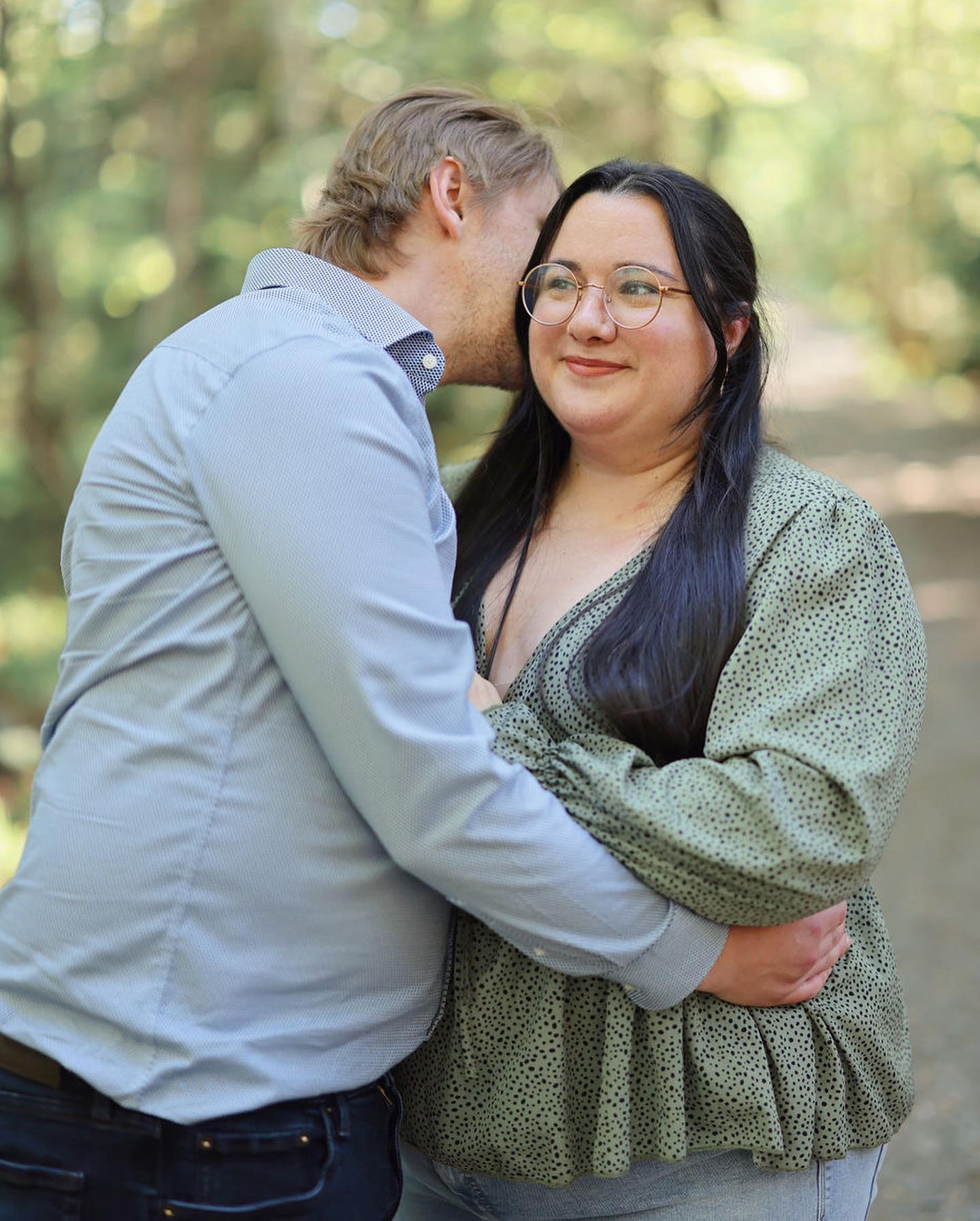 What sweet nothings did he whisper in my ear? 🌿🌷💕 “Omnomnomnomnomnom”. #romance
📸: @kellielynnphotography_