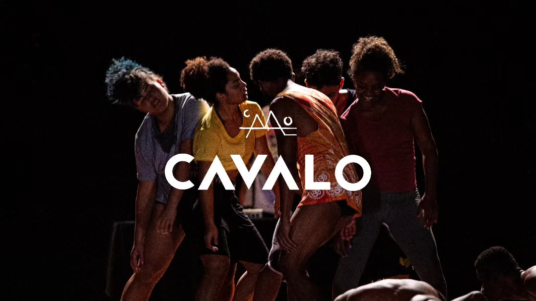 No Dia do Cinema Nacional, aproveitamos a data para dar uma boa notícia: A partir de 04 de agosto Cavalo estará disponível gratuitamente na plataforma Itaú Cultural Play.
CAVALO, 2020 | Documentário | 85 min |Brasil
Envolvidos num processo artístico, sete jovens dançarinos são provocados a um mergulho em suas ancestralidades.
Com direção de @rafhael_barbosa e @wernerbagetti , ''CAVALO'' é um filme híbrido, que circula entre a ficção, o documentário e a experimentação para falar sobre a memória da ancestralidade no corpo.
Após percorrer dezenas de festivais no Brasil e no exterior, em 2021 a produção foi lançada no circuito de cinemas das principais capitais do país. Atualmente o filme pode ser visto na programação do Canal Brasil e em algumas plataformas digitais. E a boa notícia é que em a partir de 04 de agosto Cavalo estará disponível gratuitamente no catálogo da plataforma Itaú Cultural Play, para ser visto por mais gente.
▫️ Cavalo ficou entre os 15 longas-metragens habilitados para disputar a indicação de representante do Brasil na categoria de Filme Internacional do Oscar 2022.
▫️ O primeiro longa-metragem alagoano realizado com edital público
www.cavalofilme.com.br
FICHA TÉCNICA
Roteiro e direção: Rafhael Barbosa e Werner Salles Bagetti
Preparação de elenco: Glauber Xavier e Flávio Rabelo
Direção de produção: Adriana Manolio
Produção executiva: Valeska Leão
Assistência de produção: Renah Roxo Berindelli
Som direto: Simone Dourado
Direção de arte: Nina Magalhães e Weber Salles Bagetti
Montagem: Werner Salles Bagetti e João Paulo Procópio
Direção de fotografia: Roberto Iuri
Assistência de câmera: Chapola Silva
Edição e mixagem de som: Lucas Coelho
Finalização: Gabriel Çarungaua
Assistência de direção: Guilherme César
Iluminador: Moab de Oliveira Santos
Trilha sonora original: Luciano Txu
Elenco: Allexandrea Constantino, Evez Roc, Joelma Ferreira, Leide Serafim Olodum, Leonardo Doullennerr, Robert Maxwell e Sara de Oliveira
Distribuição: La Ursa Cinematográfica e Descoloniza Filmes
#diadocinemanacional #cavalofilme #cinemanacional