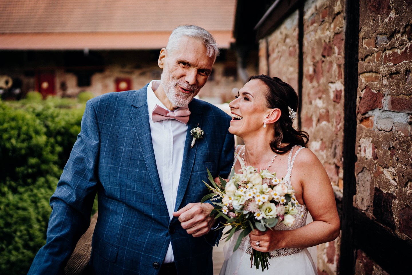 Hochzeit von Sabrina und Max.. Einzug von Braut und Schwiegerpapa auf dem Schafhof in Amorbach.
#hochzeitsfotos #hochzeitsfotograf #hochzeitsreportage #weddingpics #weddingphotography #brautpaar #brautkleid #lookslikefilm #drohnenfotografie #hochzeitsfotoswürzburg #hochzeitsfotograffrankfurt #hochzeitsfotografiewürzburg
#hochzeitsfotografwürzburg #gettingready #groomsmen #hochzeitsfotosfrankfurt #storytelling #storytellingphotography #derschafhofamorbach @der.schafhof.official #amorbach