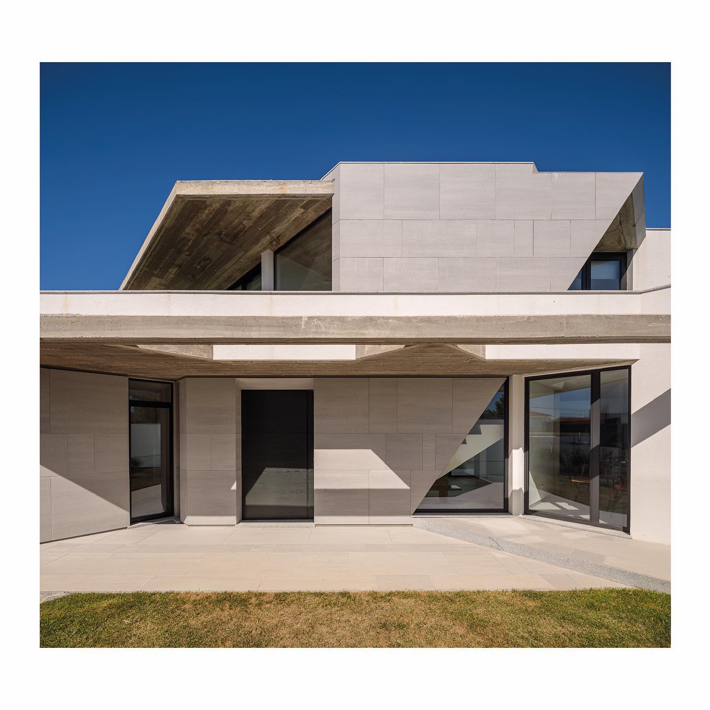 ~ CASA EM AZEITÃO ~
Habitação unifamiliar
Azeitão, Sesimbra
~ 2021 ~
📸 @nunonalmendra