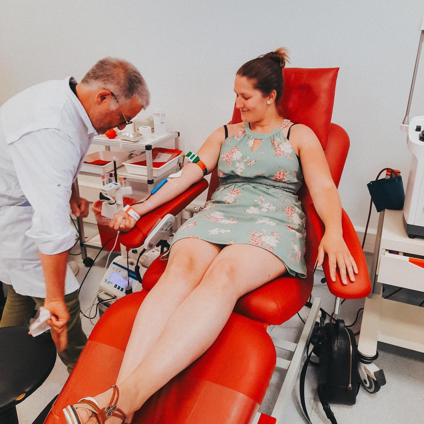 Dat wij de beste studenten verpleegkunde hebben, dat wisten we al. Maar ze blijven het maar bewijzen! Hier zie je hoe deze klas samen bloed ging geven. ๐ฅนโค๏ธ
@rodekruisvlaanderen
#sai #aalst #bloedgevendoetleven #goedevoorbeeld #fier #goededaadvandedag