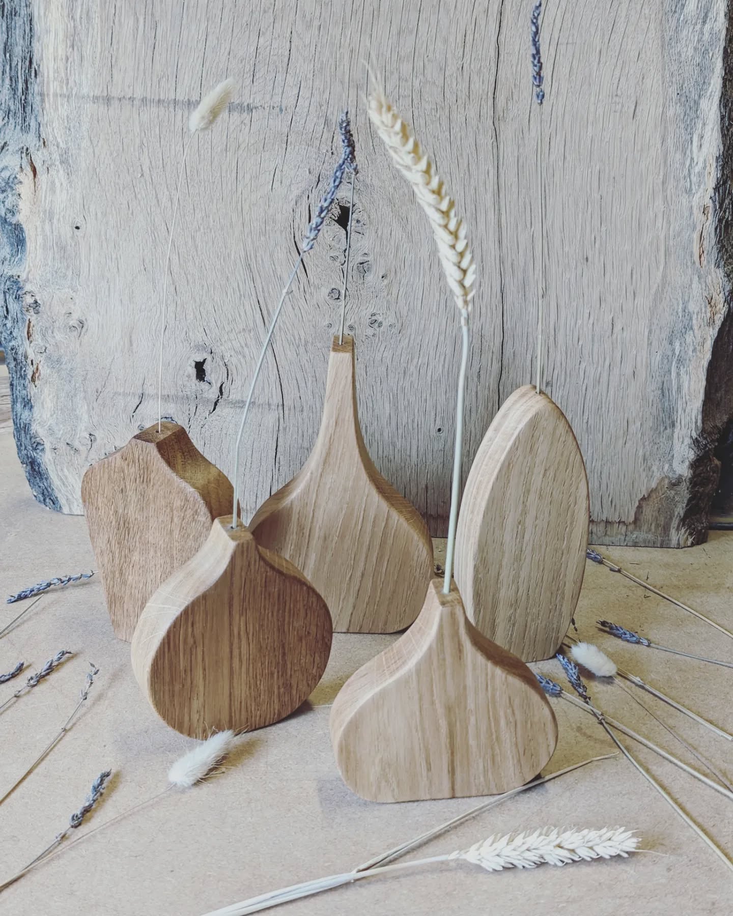 Making a set of Flat Bud Vases 🌸⚱️ from my pile of weird shape offcuts I never throw away!
#newproduct #processpic #driedflowers
.
.
.
.
#designermaker #woodhomedecor #wood #wooddesign #woodworking #offcuts #scrap #natureinspired #biophilia #lavenderflowers #rabbittail #oak #bloomchic #bloomcore #nature #naturalhome #etsy #craft #artisanmade #handmadewithlove #handmadegifts