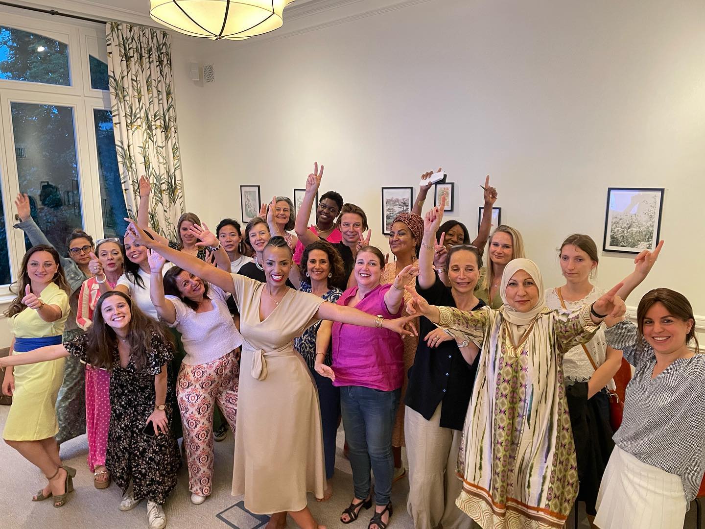 About last night 💭
Nous avons passé une merveilleuse soirée au @theninebxl pour un workshop sur la confiance en soi avec @yvoirederosen qui est une perle et un soleil en même temps! Son énergie et sa confiance en elle ont touché les 25 femmes participantes !
Rien de mieux que d’être qu’entre femmes pour se découvrir et aller au-delà de ses propres limites ! 💗
#womenpower #sherocks #dialogue #diversity