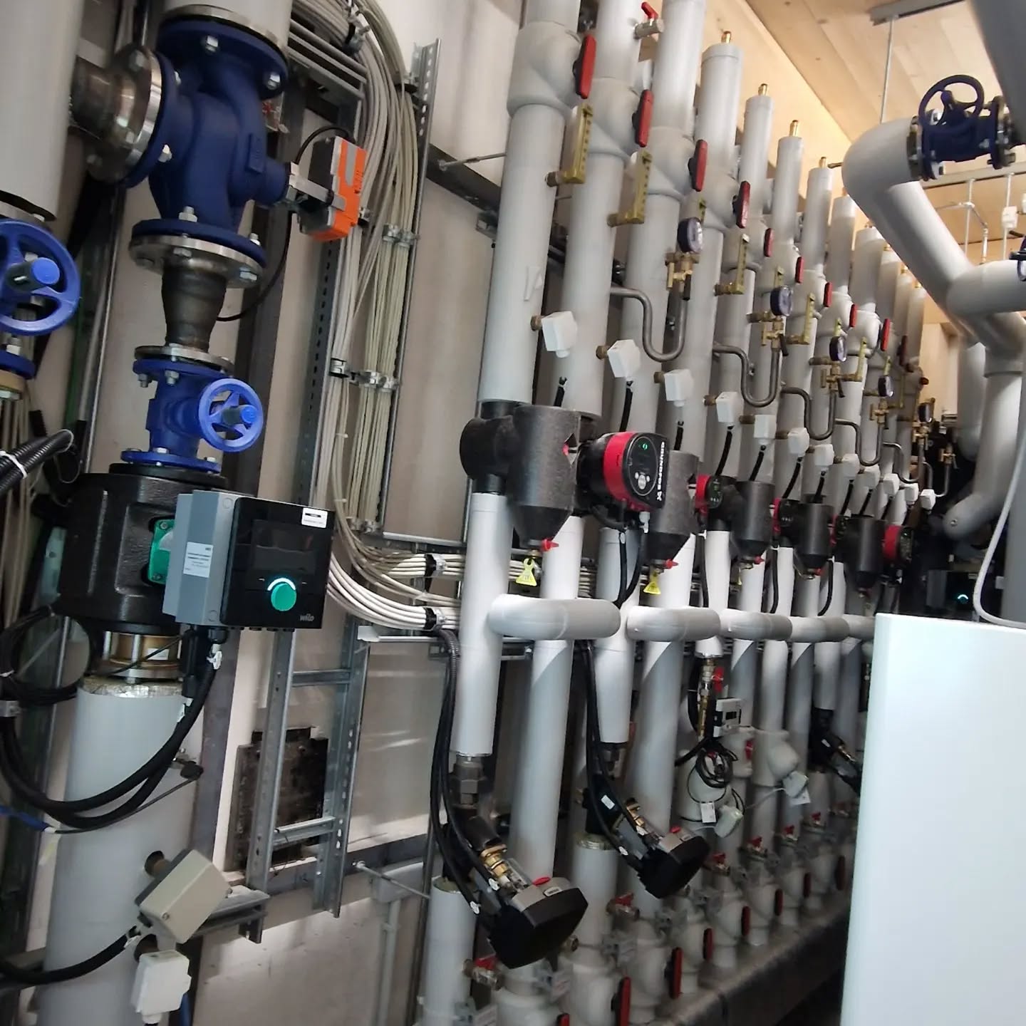 Für ein neues Bürogebäude haben wir die Haustechnik in Heizung/ Sanitär/ Lüftung ausgeführt. Hier gab es eine Sole Wärmepumpe welche die Büros, mittels Fußbodenheizung, im Sommer kühlt und im Winter erwärmt.