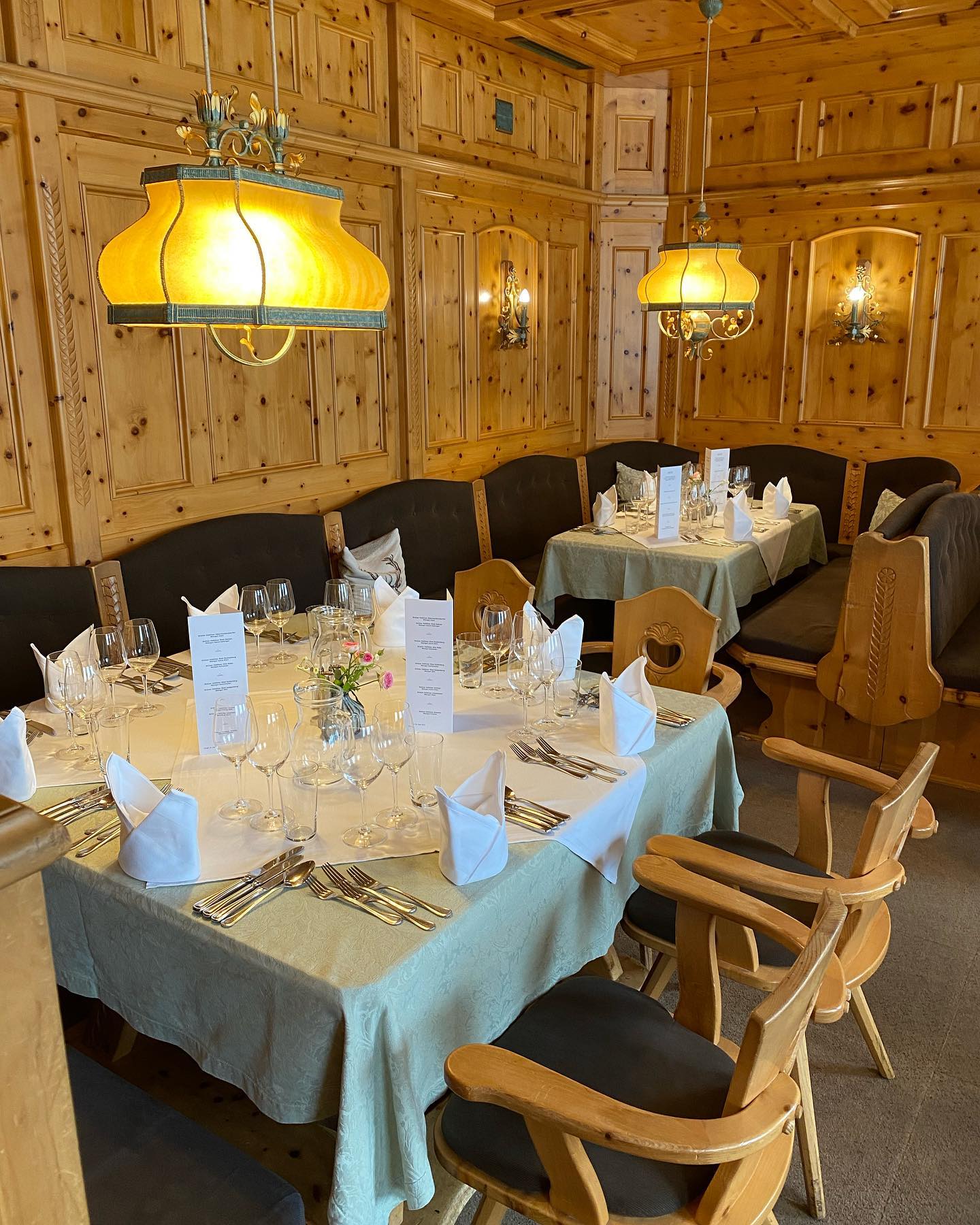 ✨ Impressionen von unserem Gourmetabend im Strasser Hof ✨
Mousse vom Weissen Spargel mit Spargelsüppchen, Österblick Prosciutto
Zitronen Urkornrisotto / Welsfilet
Blunzntascherl mit Ingwer Apfel Kraut & Krenschaum
Wellington vom Schwein, Eierschwammerl Sauce, Erdäpfelstrudel & Sommergemüse
Honigparfait / gebackener Hollunder