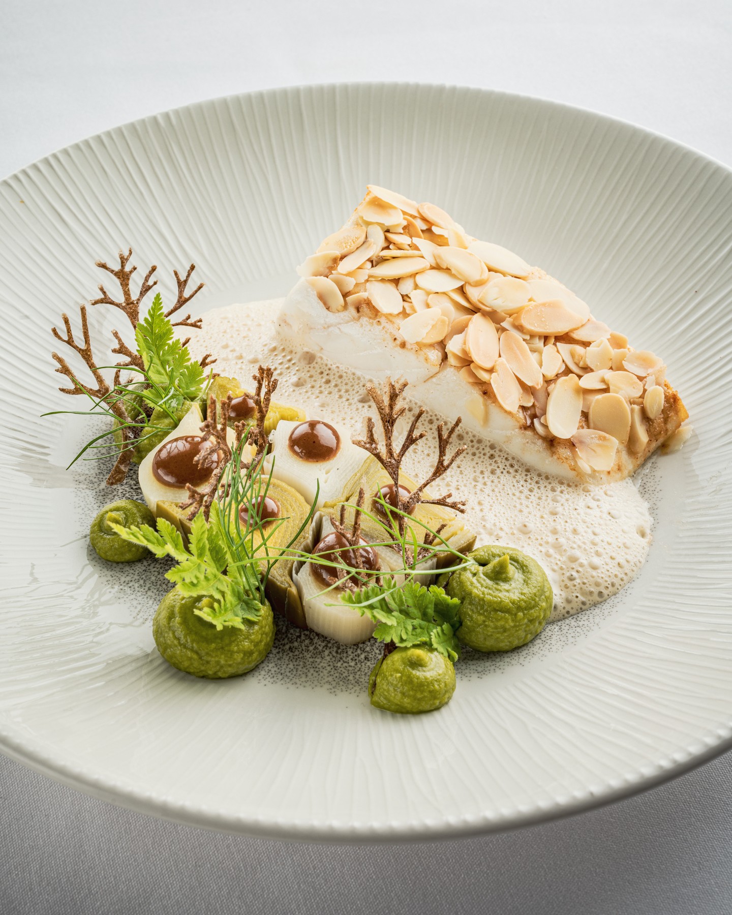 LE FLÉTAN⚓️
Poireaux, algues du Saint-Laurent, amandes fumées, ail noir du Québec.
📸 @lyraphoto
#halibut #fletan #gastronomy #gastronomie
#lesaintamour #gastronomiequebecoise #saintamour #restaurantlesaintamour #restoquebec #foodies #quebecfood #vieuxquebec #alimentsQC #quebeccity #restaurantsaintamour #mangerlocal #mangerquebec #quebecfoodies