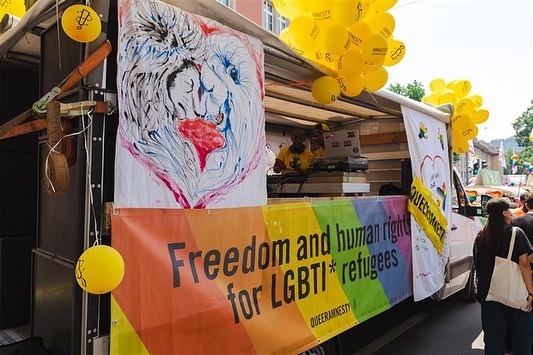 Die diesjährige Zürich Pride war bunt und divers!
- Wir fordern gesonderte Unterkünfte für queere Asylsuchende
- Wir fordern queer-freundliche Dolmetscher*innen und eine generelle LGBTIQ* Schulung für alle in Asylverfahren involvierten Personen
- Wir fordern, dass die Verfolgung von queeren Menschen als Fluchtgrund in der
Schweiz anerkannt wird
- Wir fordern, dass die Schweizer Regierung die Verfolgung und Unterdrückung
von queeren Menschen verurteilt
