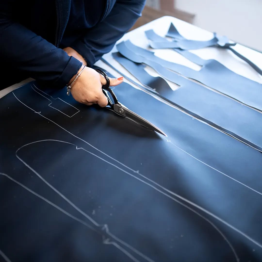 Land Rover HSE Windsor Leather Trim.
Hand cut individual panels, then on to sew and upholstery. ✂️🪡🧵
#landrover #landroverdiscovery #landroverdefender #discovery #defender #commercialvehicle #handmade #upholstery #trimming #seating