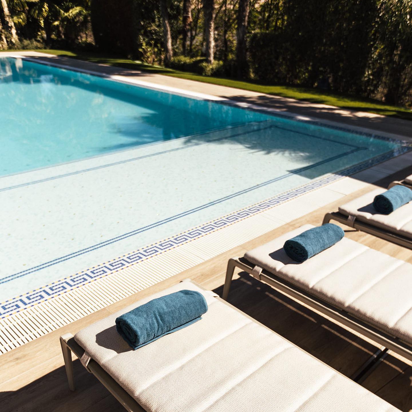 Sunny weekend at Villa Angela #pooltime #poolside #luxuryvacation #yourescape #yourescapedaily #lagodigarda #lakevilla #lakelife #luxuryrent #luxurytravelconsultant