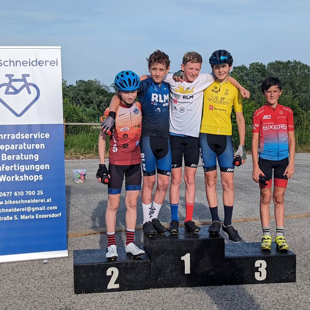 Über 70 Starterinnen und Starter von U9 bis Ü60 nahmen gestern an der dritten Etappe des @stroeckbrot Donauinselcup p/b @wien.meinbezirk.at bzw VICC Race Day teil. Ein paar gelbe Trikots wurden neu vergeben und in zwei Wochen gibt es die nächsten Chancen bei #4 darauf. Die Ergebnisse sind online unter vicc.racing
.
.
.
#raceday #kidsracing #youthracing ##supportyourlocalcrit #gofastturnleft #podiumshots #lifebehindbars