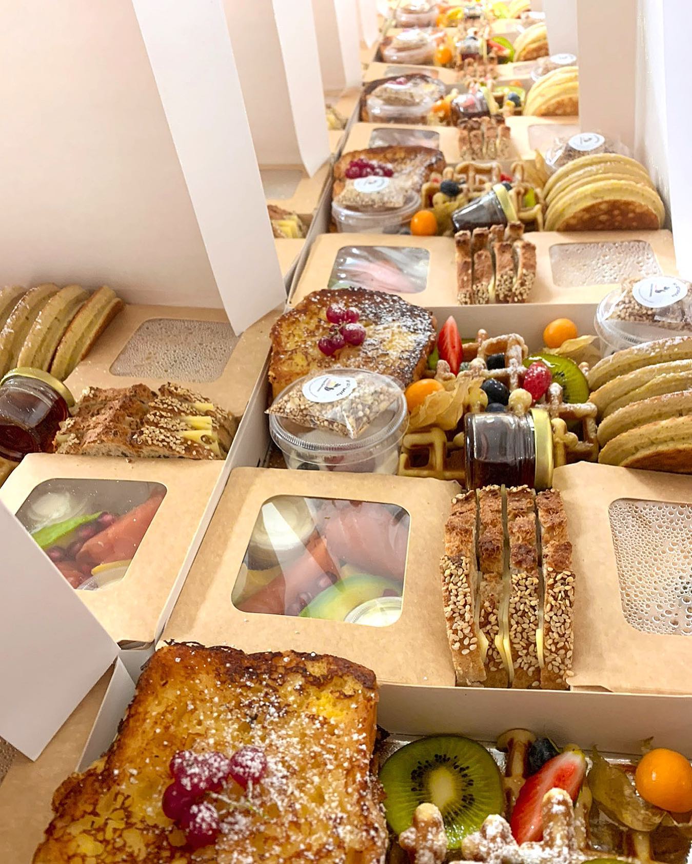 Vous ĂȘtes toujours aussi nombreux Ă commander nos brunch-box chaque dimanche đ„, seulement en Ă©tĂ©, nous sommes obligĂ©s de limiter les quantitĂ©s !
Nous pouvons dĂ©sormais ĂȘtre complets dĂšs le mercredi, pensez alors Ă (plus quâ)anticiper vos commandes đ
#brunchevous #brunchbox #biscuits #food #foodinstagram #brunch #brunchtime #brunchhautesavoie #brunchdudimanche #event #packaging #saintcergues #stcergues #machilly #juvigny #veigy #veigyfoncenex #loisin #lucinges #bonsenchablais #douvaine #villelagrand #fillinges #nangy #bonne #ballaison #cranvessales