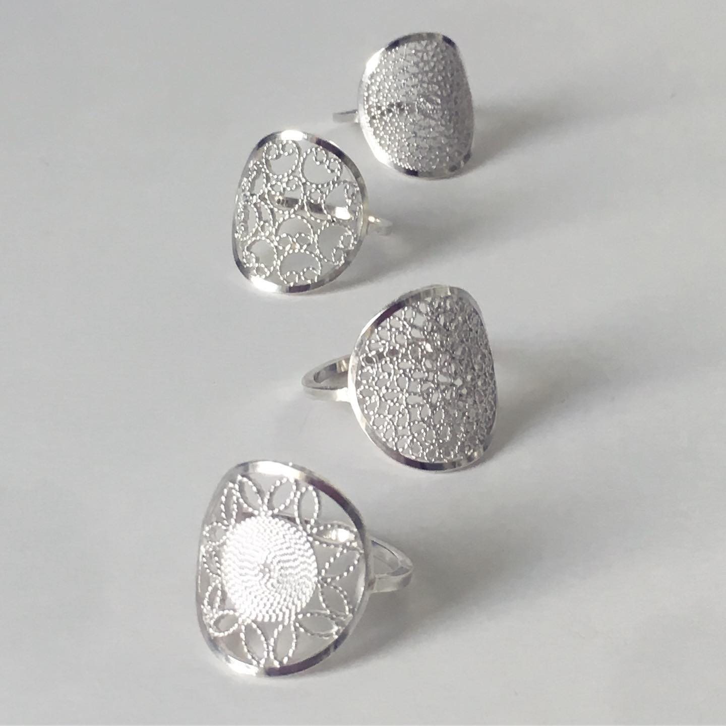 Bagues PLEINE LUNE arrondies
✨AG 925 éco
✨Réalisées de la fonte aux finitions par mes soins
✨Tailles sur-mesure
✨Différents motifs de filigranes disponibles
Des inconditionnelles du doré ???Je le réalise sur demande avec plaisir
☝🏼Contactez-moi
#bague #bagueargent #filigreering #filigranes #metiersdart #noeebijoux #filigranschmuck #filigran #bijouxsuisse #swissjewelry #swissjeweler #filigrane #bijouxdecréateurs