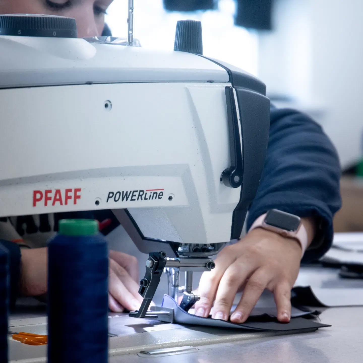 Finest quality leather & vinyl trims in production by our talented seamstresses.🧵🪡👌
#landrover #landroverdiscovery #landroverdefender #defender #discovery #sewing #sewersgonnasew #upholstery #textiles #seating #commercialvehicle #automotive