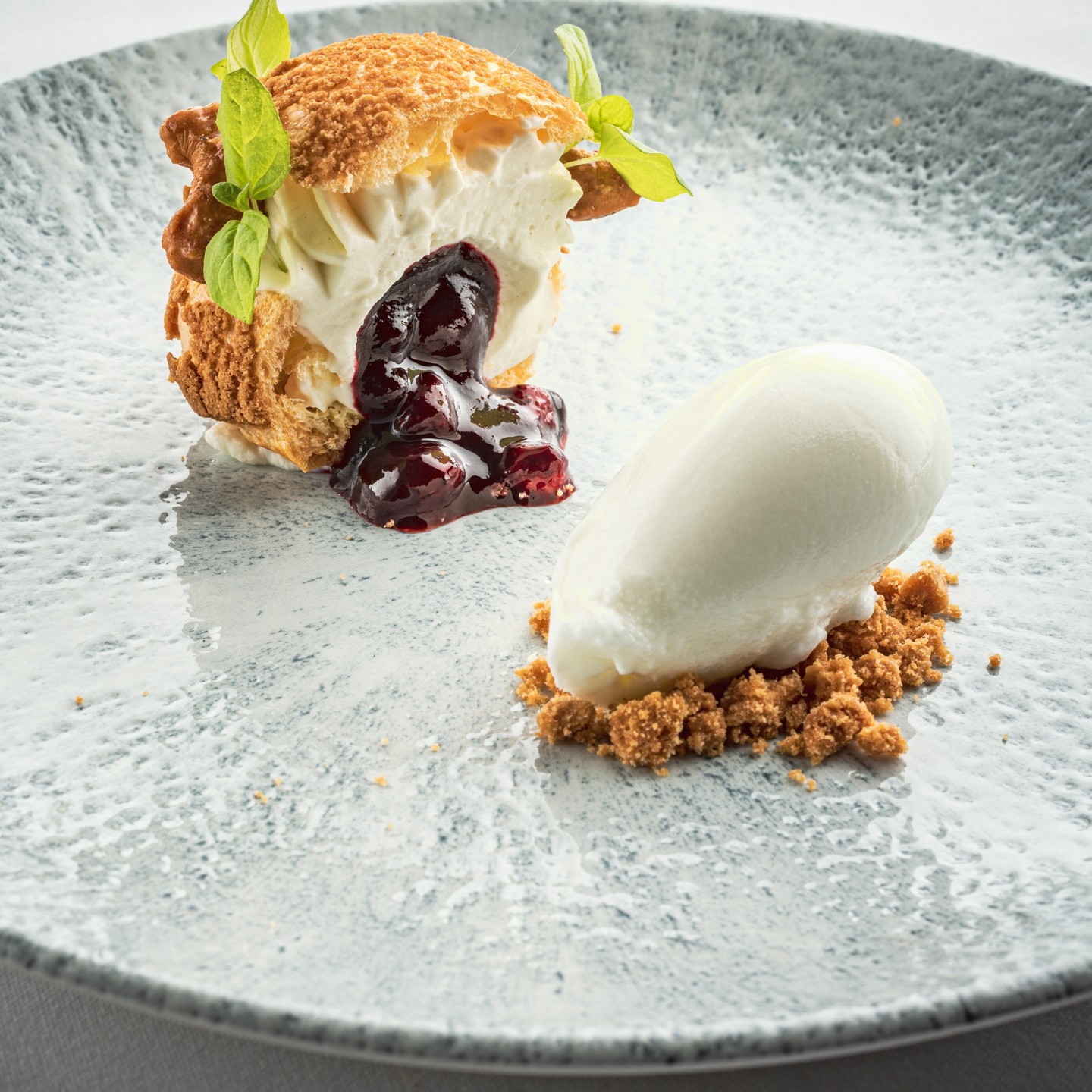 CHARTREUSE🌿
Chou fromage à la crème, cœur aux fruits acidulés & yogourt glacé Chartreuse.
Une création par notre Chef Pâtissier Éric Lessard. #ericlessardchefpatissier
📸 @lyraphoto
#chartreuse #gastronomy #gastronomie
#lesaintamour #gastronomiequebecoise #restaurantlesaintamour #restoquebec #foodies #quebecfood #vieuxquebec #alimentsQC #quebeccity #restaurantsaintamour #mangerlocal #mangerquebec #quebecfoodies