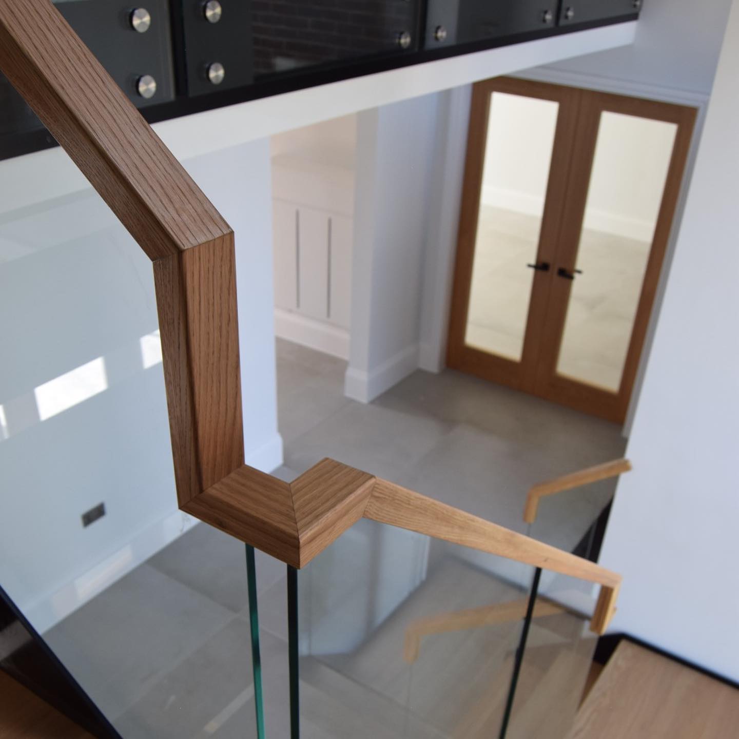 Here’s a sneak peak into some pictures that were taken on yesterday’s photo shoot! 📷 The design for this home was focused around the beautiful designed, custom-made staircase.
#lucyvictoriadesigns #barnstylehome #contemporarydesign #luxuryinteriors #staircasedesign #kitchens #propertydevelopment #countrysidestyle #LVD