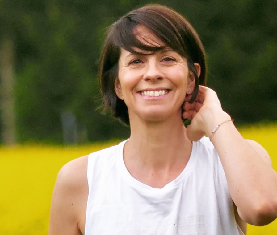 „Britta, du strahlst wieder richtig.“
Stimmt, ich kann sagen, dass es mir gerade wirklich sehr gut geht. Der Effekt meiner kleinen Ayurvedakur zeigt sich deutlich und mein Energielevel ist endlich wieder im grünen Bereich angekommen.
Gerade jetzt werde ich häufiger gefragt, wie denn am besten der Einstieg in den Ayurveda gelingen kann. Viele schreckt die Doshalehre und das umfassende Wissen dahinter erst einmal ab zu starten.
Ich antworte dann darauf dass der Ayurveda ganz leicht zu integrieren ist, auch ohne unbedingt den eigenen Konstitutionstypen kennen zu müssen.
Es gibt unendlich viele Tipps rund um den Ayurveda, die auch ohne viel Hintergrundwissen ganz simpel anzuwenden sind.
Es reicht schon oftmals aus an ein paar kleinen Schrauben zu drehen, um wieder mehr Leichtigkeit zu spüren und das eigene Energiekonto zu füllen.
Wenn dich der Ayurveda auch so fasziniert wie mich und du gerne ein paar neue Routinen etablieren möchtest, dann empfehle ich dir meinen neuen Workshop.
💫 Am 1. Juli. von 10 - 13 Uhr 💫
nehme ich dich an die Hand und zeige dir, wie du mit einfachen Schritten ganz viel Ayurveda in deinen Alltag bringen kannst. Du wirst deine eigene Ayurveda-Routine kennenlernen und dich mit vielen Gleichgesinnten austauschen können.
💸 Workshop-Preis: 39 Euro 💸
Lasst uns alle wieder mehr in den grünen Bereich kommen.
Ich freue mich auf dich!
Den Link zu eversports findest du in der Bio.
#ayurvedagermany #ayurvedalifestyle #ayurvedaimalltag #mehrenergie #mehrlebensqualität #mehrleichtigkeit #mehrspaß #routinen #wenigerstress #selbstfürsorgeimalltag #leichtigkeitfürmamas #leichtigkeitimleben #wenigerstress #besserschlafen #guteverdauung #strahlendehaut #daslebengenießen #daslebenistschön #stressbewältigen #yogahilft #mamasein #lebenmitkind #mamaalltag #auszeit #ayurvedayoga #ruhegenießen #innereruhefinden #innereruhe #stressmanagement #resilienzstärken