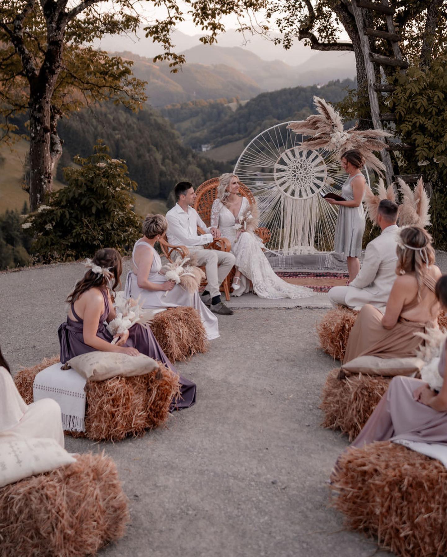 ✨WHITE BOHO Wedding ✨🤍
Wahnsinn, was für wunderschöne Fotos bei diesem Shooting bei @erdelement.auszeithof entstanden sind. Eine romantische Freie Trauung mit Blick ins Tal vor dem XL Traumfänger, den ich knüpfen durfte. 💛 Und dann diese ganz besondere Sundowner Stimmung am Berg. 😍
Deko Konzept: Hier mit einer traumhaften Kombination aus hellen, pastelligen Farbtönen, Makramee Elementen, Trockenblumen und dem rustikalen Altholz der Location. Love it! 🤍 Was meint ihr?
Danke an das tolle Team, die das Ganze möglich gemacht haben. 😊
Fotografin
@elisaertlfotografie
Location
@erdelement.auszeithof
Dekoration, Tischdeko, Weddingsetting, Makramee Art & Brautstrauß
@wild.knots.art
Brautkleider @piugioia_dasfest
Brautjungferkleider
@brautschwestern & @piugioia_dasfest
Brautpaar
@_kuchenstueck_ &@_x4n_matthew_
Visagistin (Haarstyling & Make Up)
@burgi_eckhaart_hairstylist
Traurednerin
@erdelement.auszeithof
Brautjungfernschmuck
@eevi_studio
Torte & Sweet Table
@ruehrlerei
Haarschmuck, Ringkissen
@twoelements_